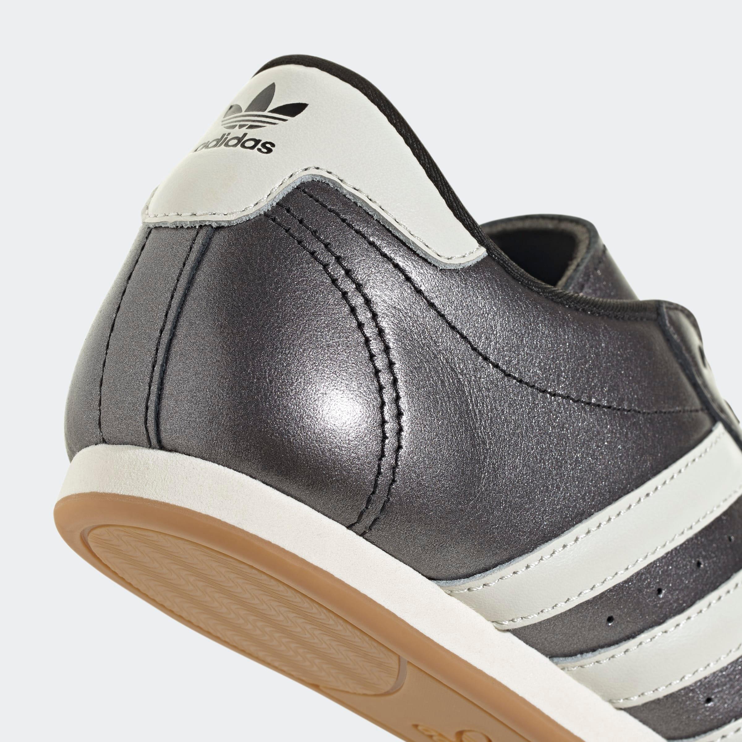 תקריב נעל אדידס אפורה עם סוליה בצבע בהיר, לוגו Adidas, מבית קבוצת אלפא CHOZEN