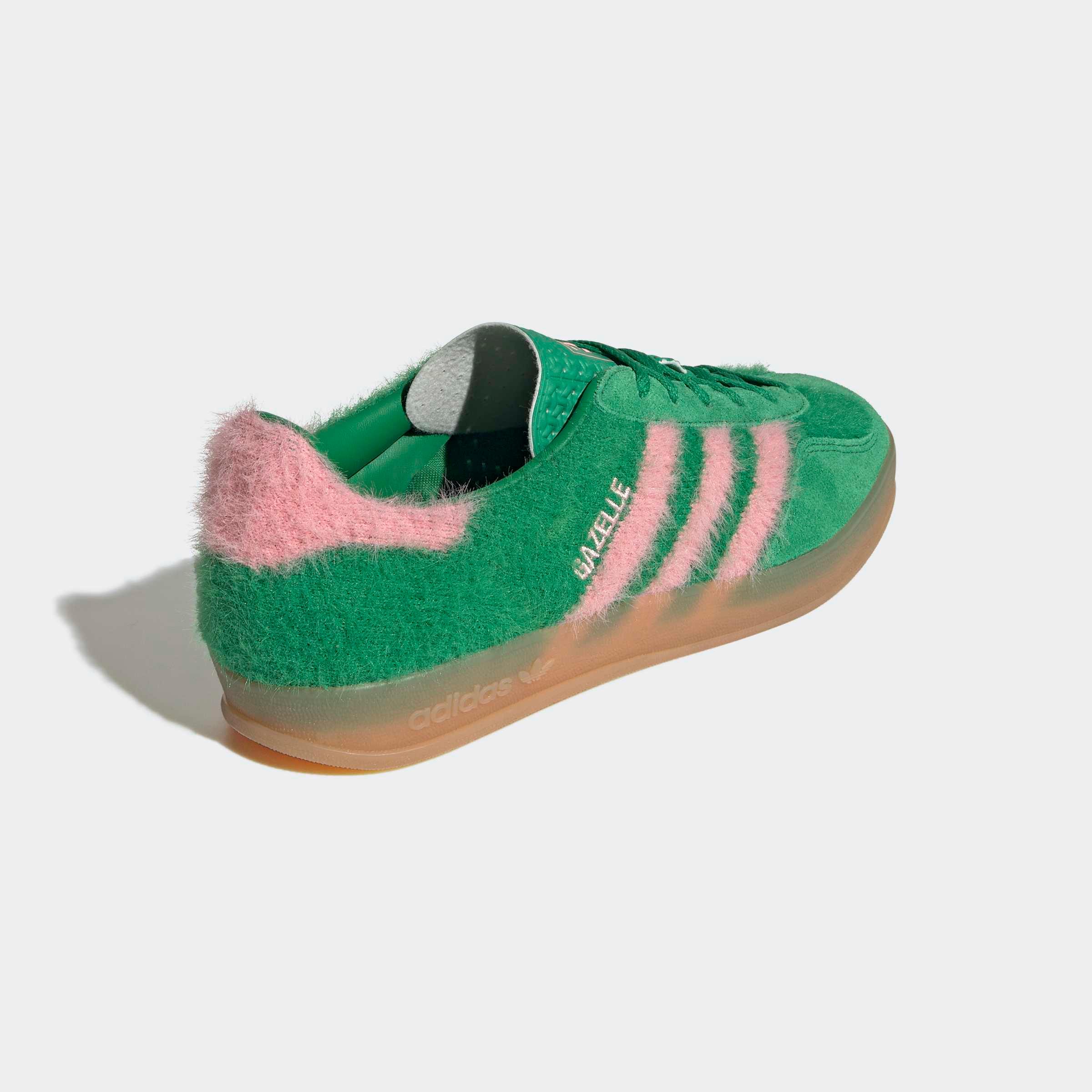 סניקרס Adidas Gazelle ירוקות עם פסי ורוד ופרווה, נעלי אופנה ייחודיות ביבוא קבוצת אלפא