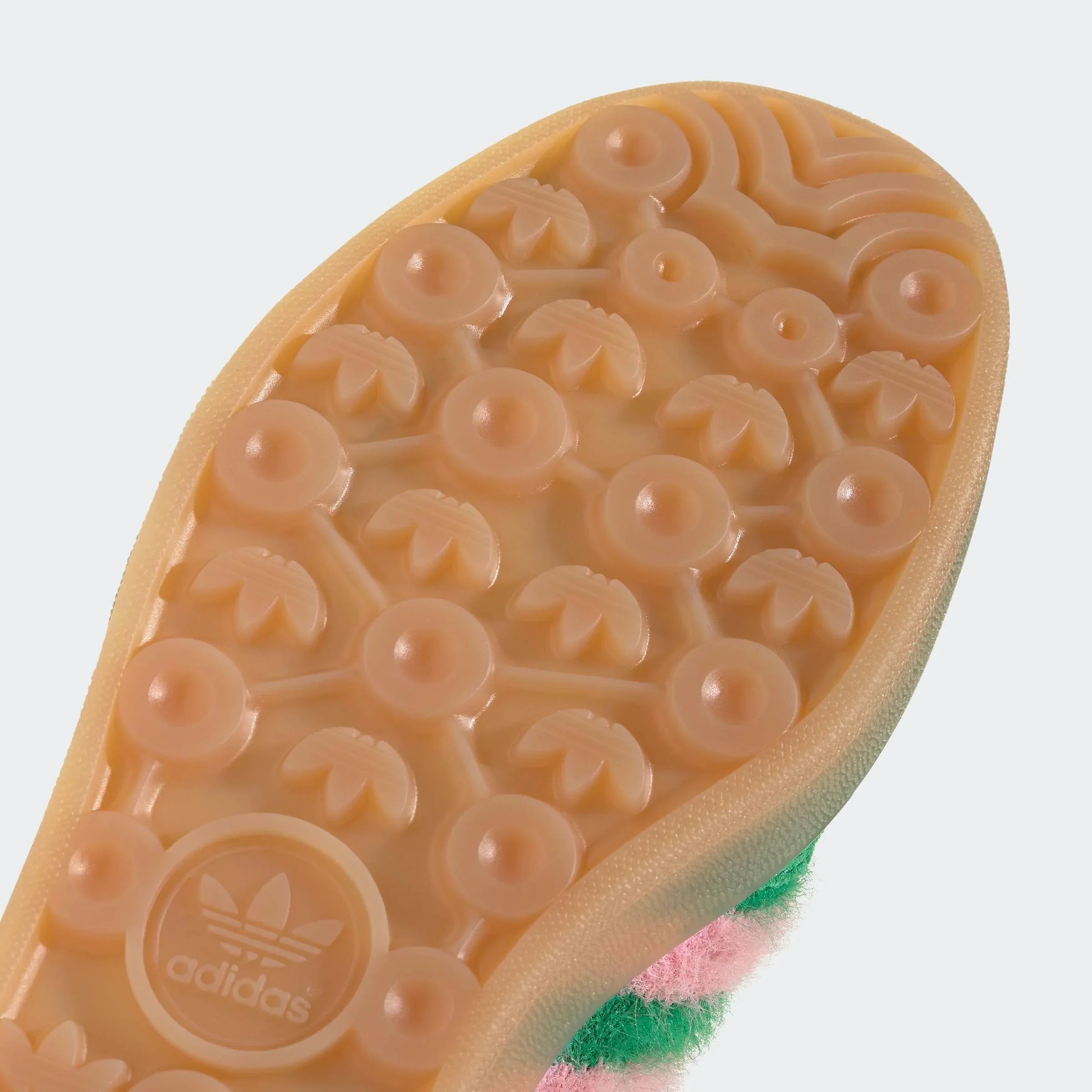 סוליית נעל אדידס בצבע בז' עם דוגמת טרפל אדידס, צילום תקריב, CHOZEN מותגים מובילים