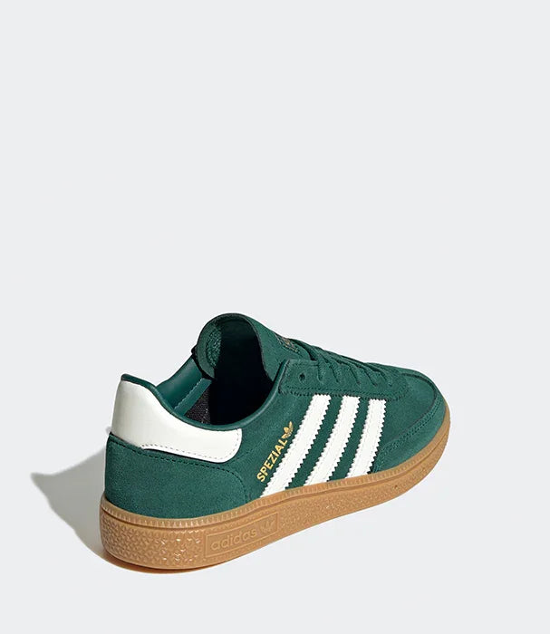 נעל ספורט ירוקה עם סוליה חומה, דגם adidas spezial, צילום צד לגבר, CHOZEN