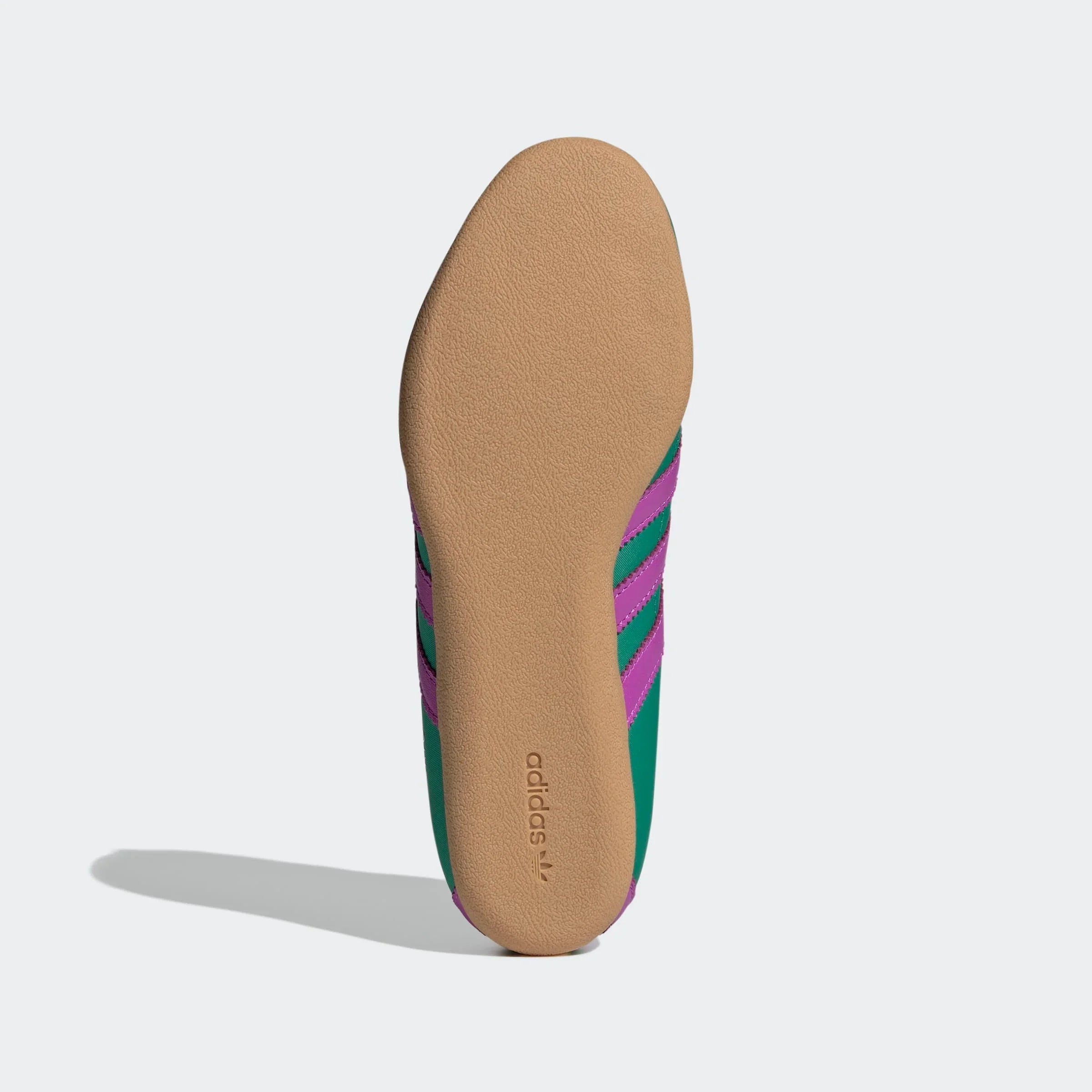 סוליית נעל אדידס שטוחה בצבע בז', נעל ספורט טרנדים CHOZEN, צילום מוצר תחתית