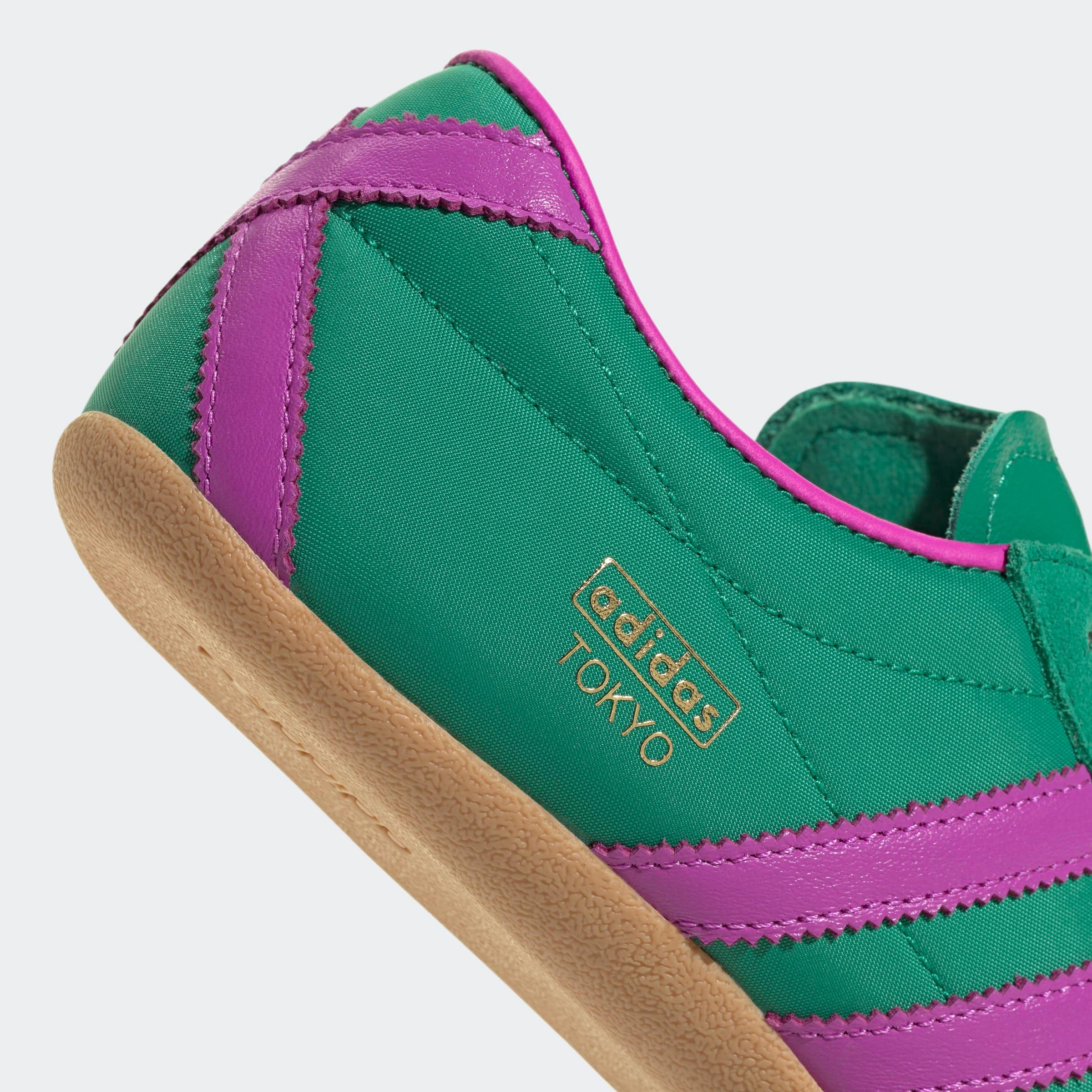 נעל אדידס ירוקה עם פסי עור סגולים וסוליה בהירה, כיתוב adidas TOKYO, מצולם מקרוב