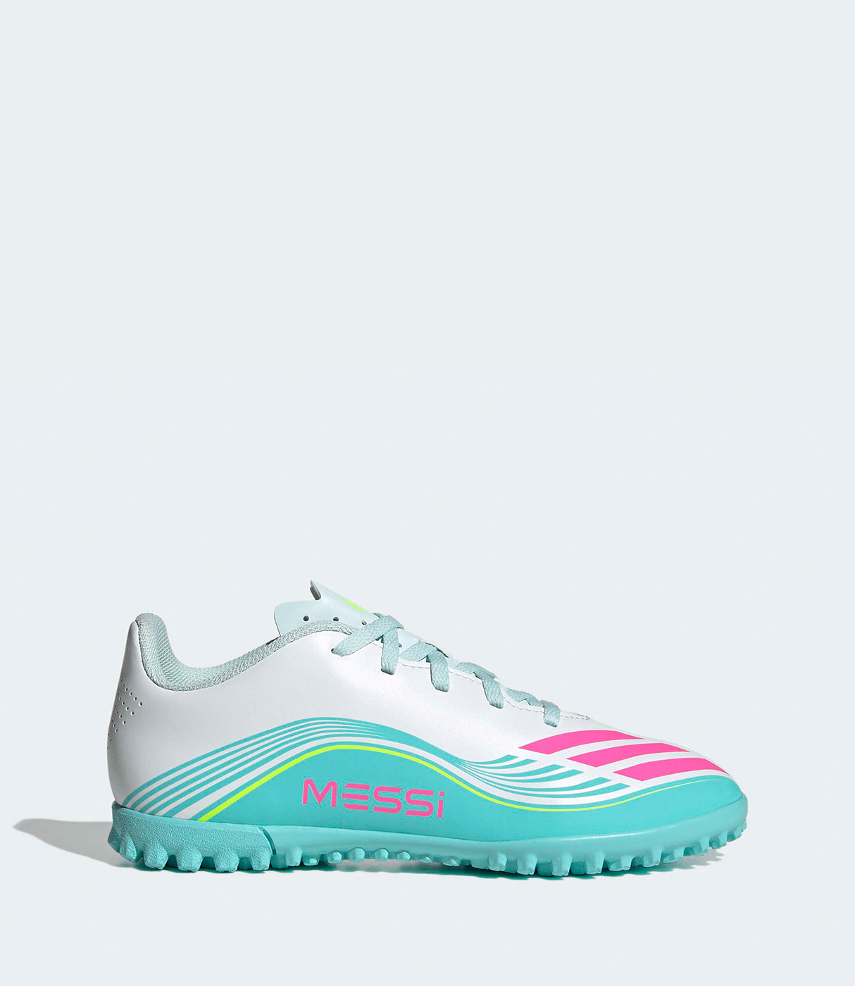 נעל כדורגל טורקיז לילדים עם שרוכים, עיצוב מודרני ודגם Messi, צילום צד על רקע בהיר