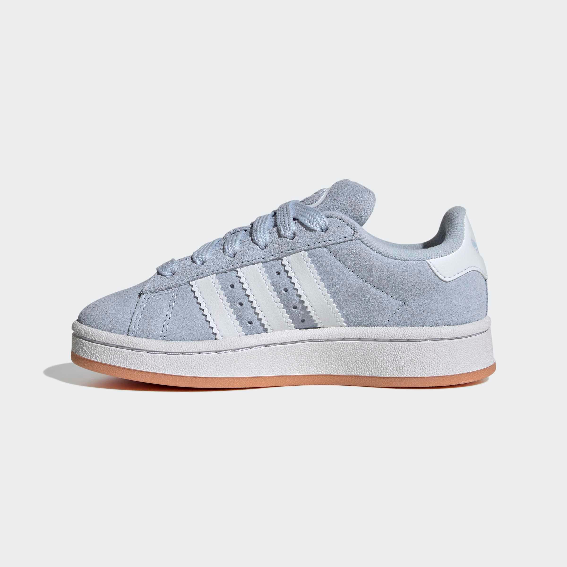 נעל סניקרס אפורה לילדים עם שלושה פסים לבנים, סוליה לבנה ושרוכים, צילום צד