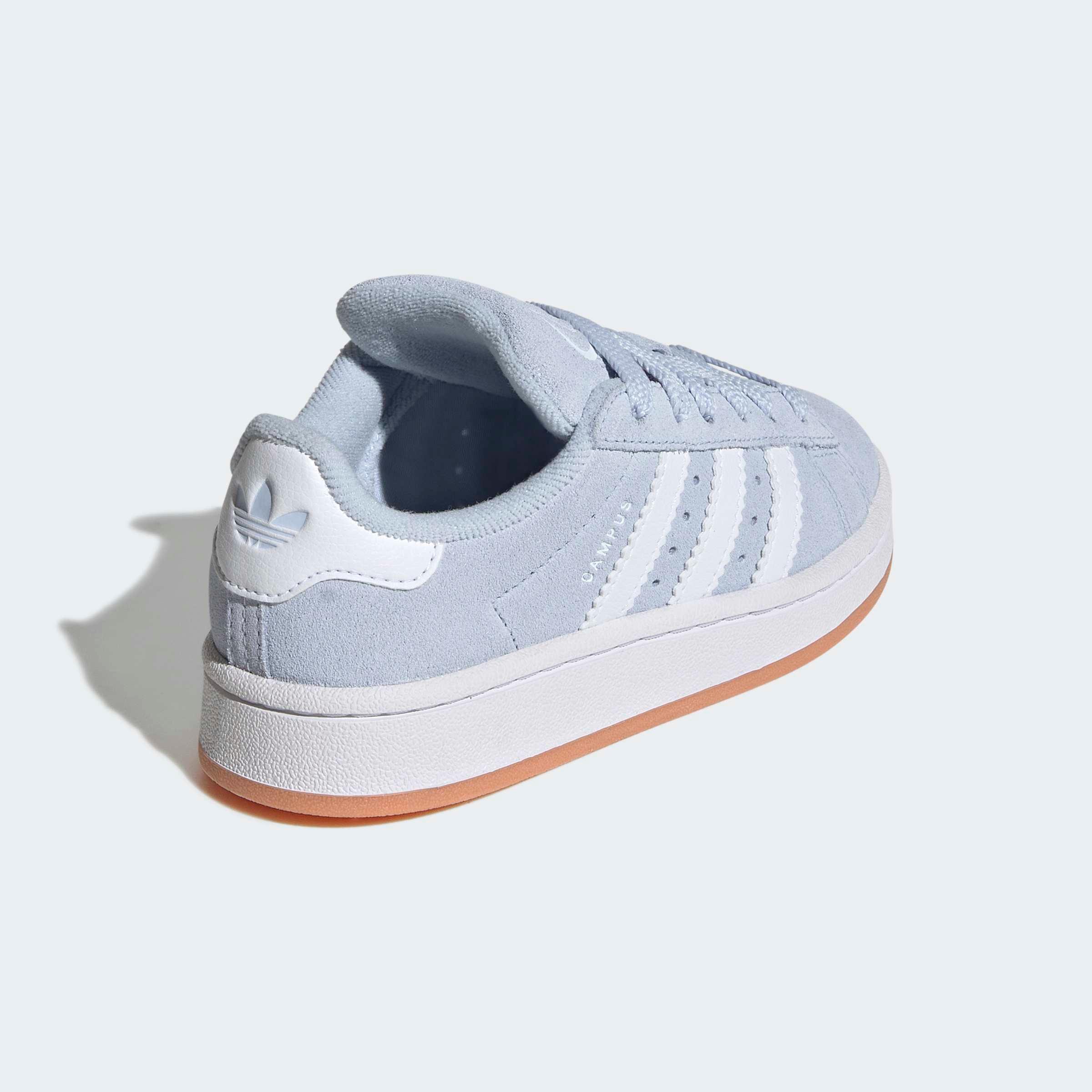 נעל סניקרס ספורט אפורה עם שלושה פסים לבנים וסוליה לבנה, מבט אחורי צידי
