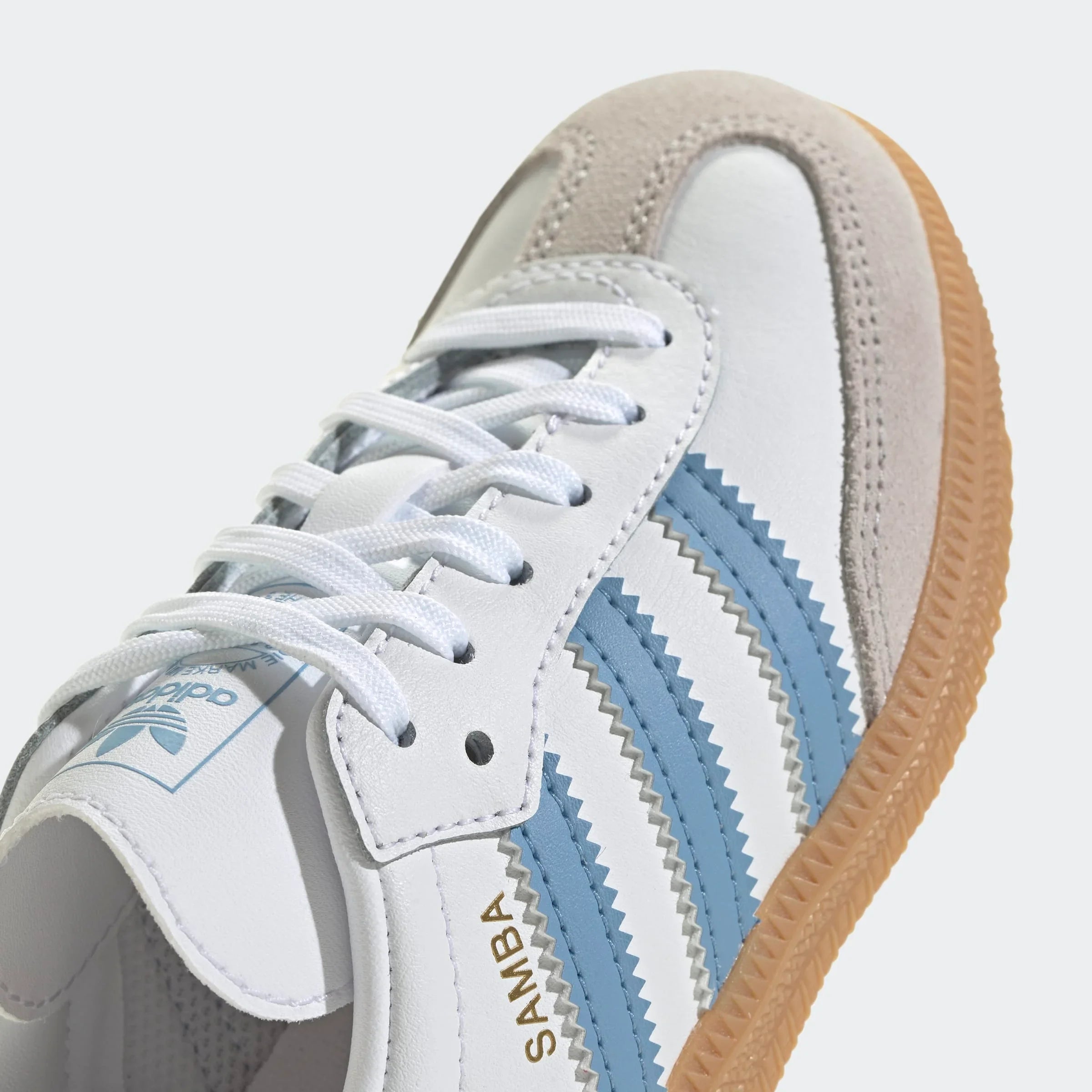נעל אדידס סאמבה לבנה עם פסים כחולים וסוליה חומה, פרטי זמש, בלעדי ב-CHOZEN