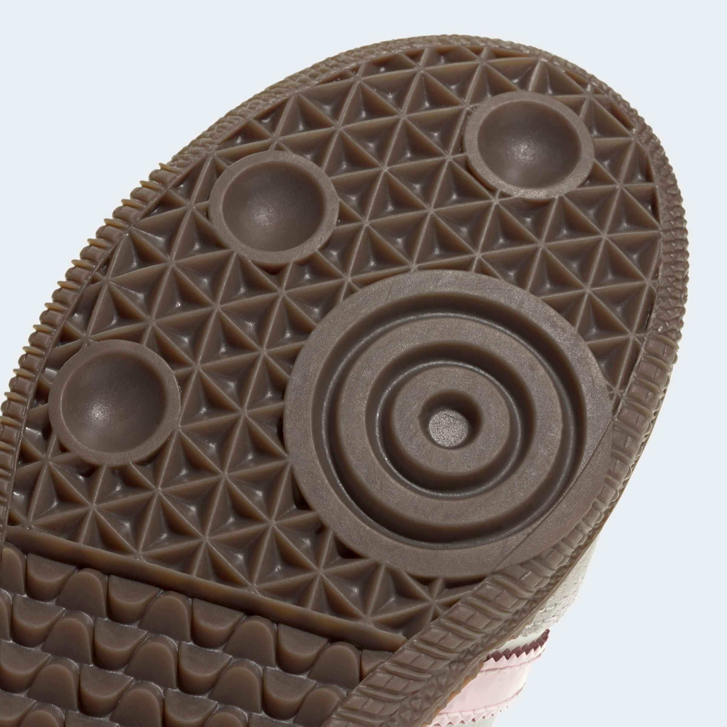 תקריב סוליית נעל חומה עם דוגמה גאומטרית בולטת, CHOZEN מותגים מובילים