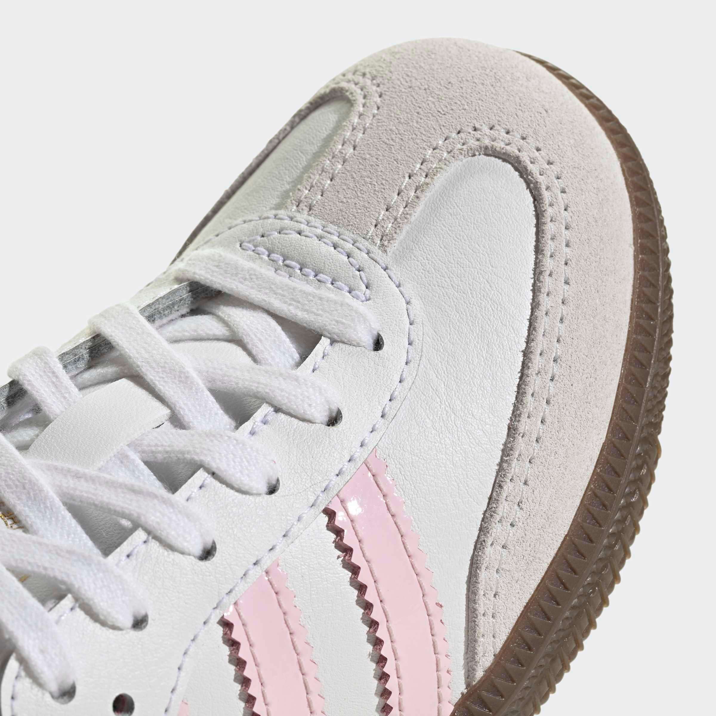 נעל סניקרס לבנה עם פסי עור ורודים וסוליה חומה, צילום מוצר ל-CHOZEN