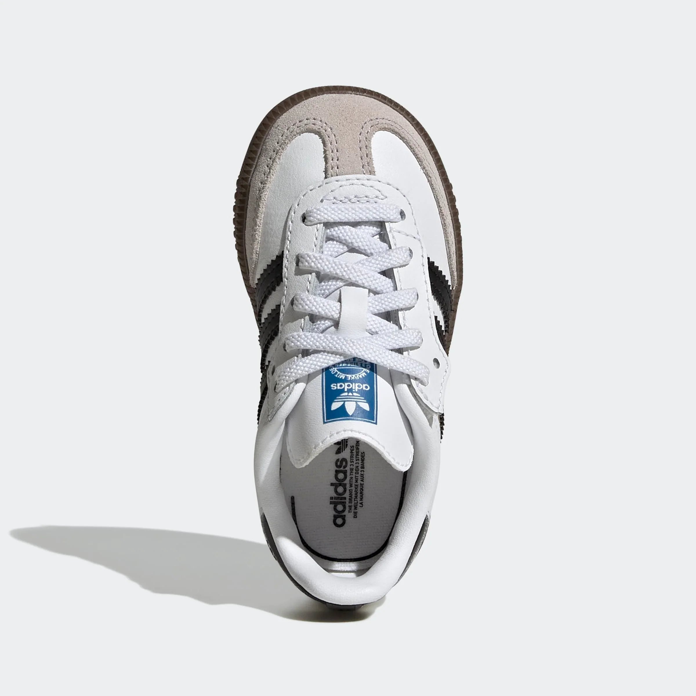 סניקרס אדידס לבנות עם פסי צד שחורים ונגיעות בז', צילום עליון CHOZEN