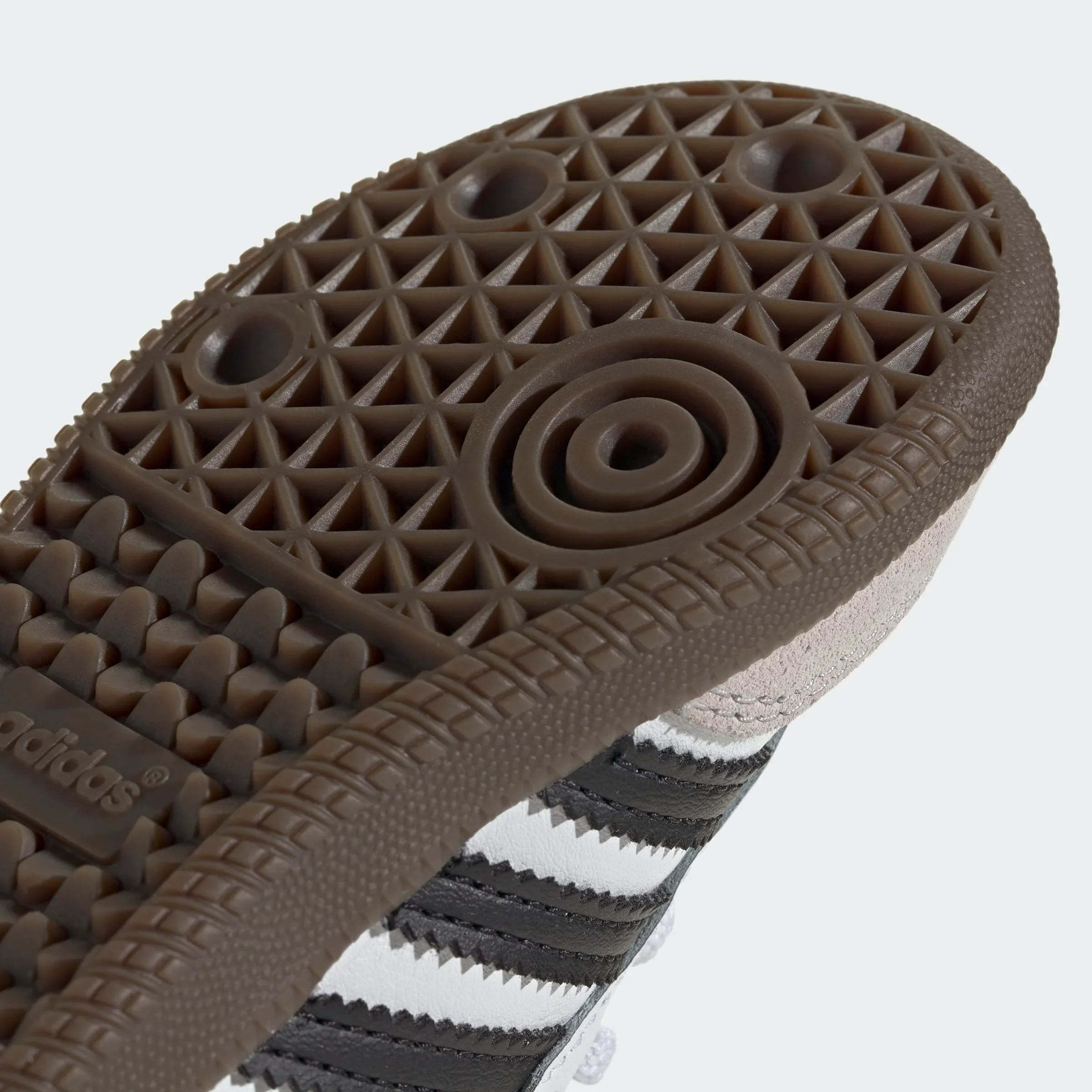 סוליית נעל אדידס עם דוגמה גאומטרית בצבע חום, נעל ספורט אפורה לבנה, CHOZEN