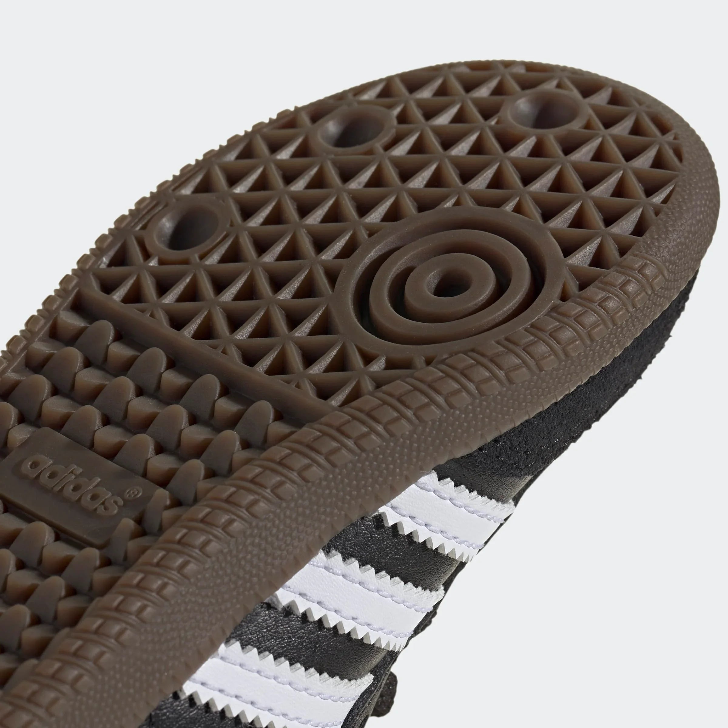 סוליית נעל adidas בצבע חום עם פרטים גיאומטריים, קווי עיצוב שחור ולבן, קולקציית CHOZEN