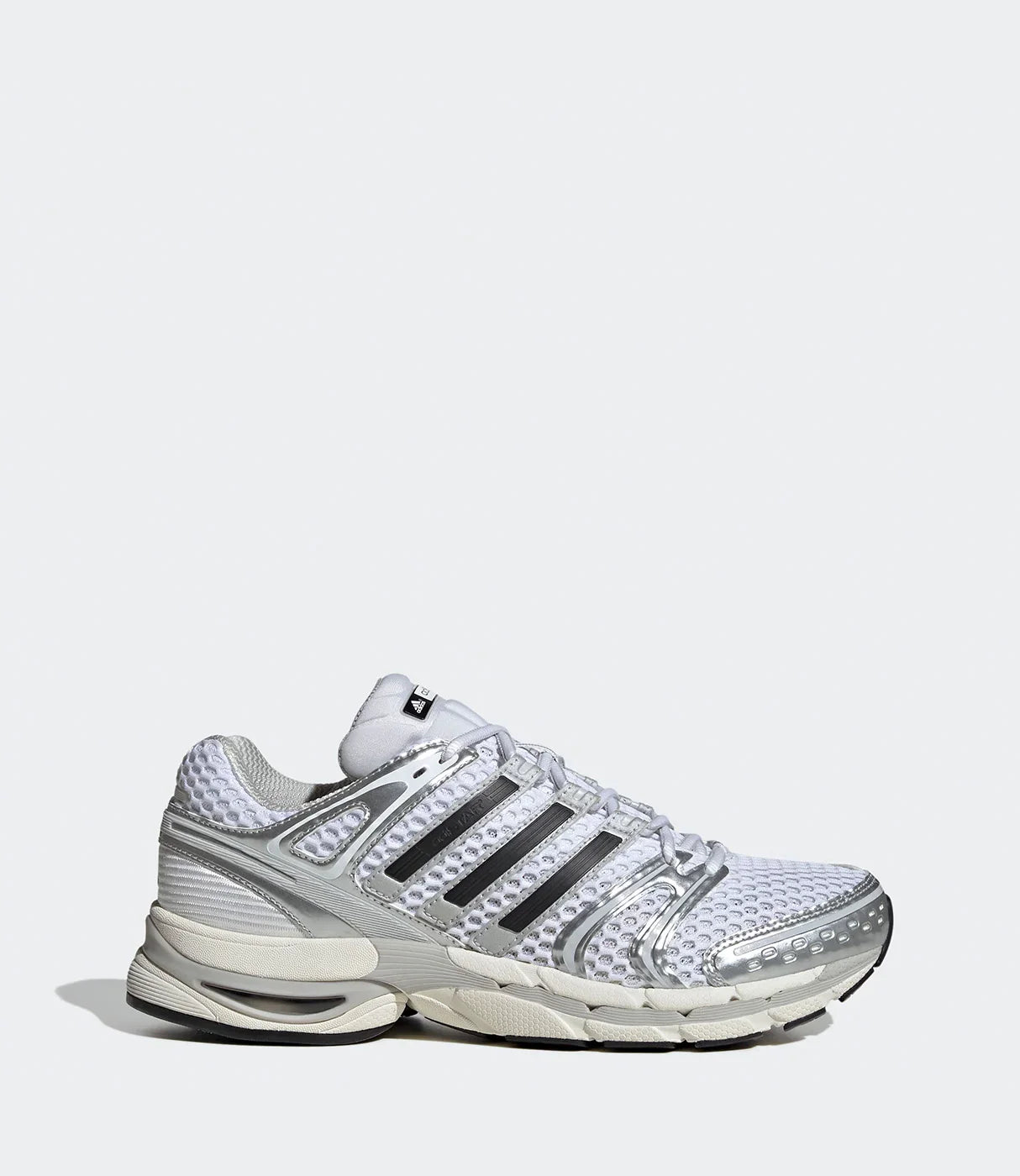 נעל ספורט ריצה בצבע לבן ואפור עם רשת ונגיעות כסוף, מבט צד