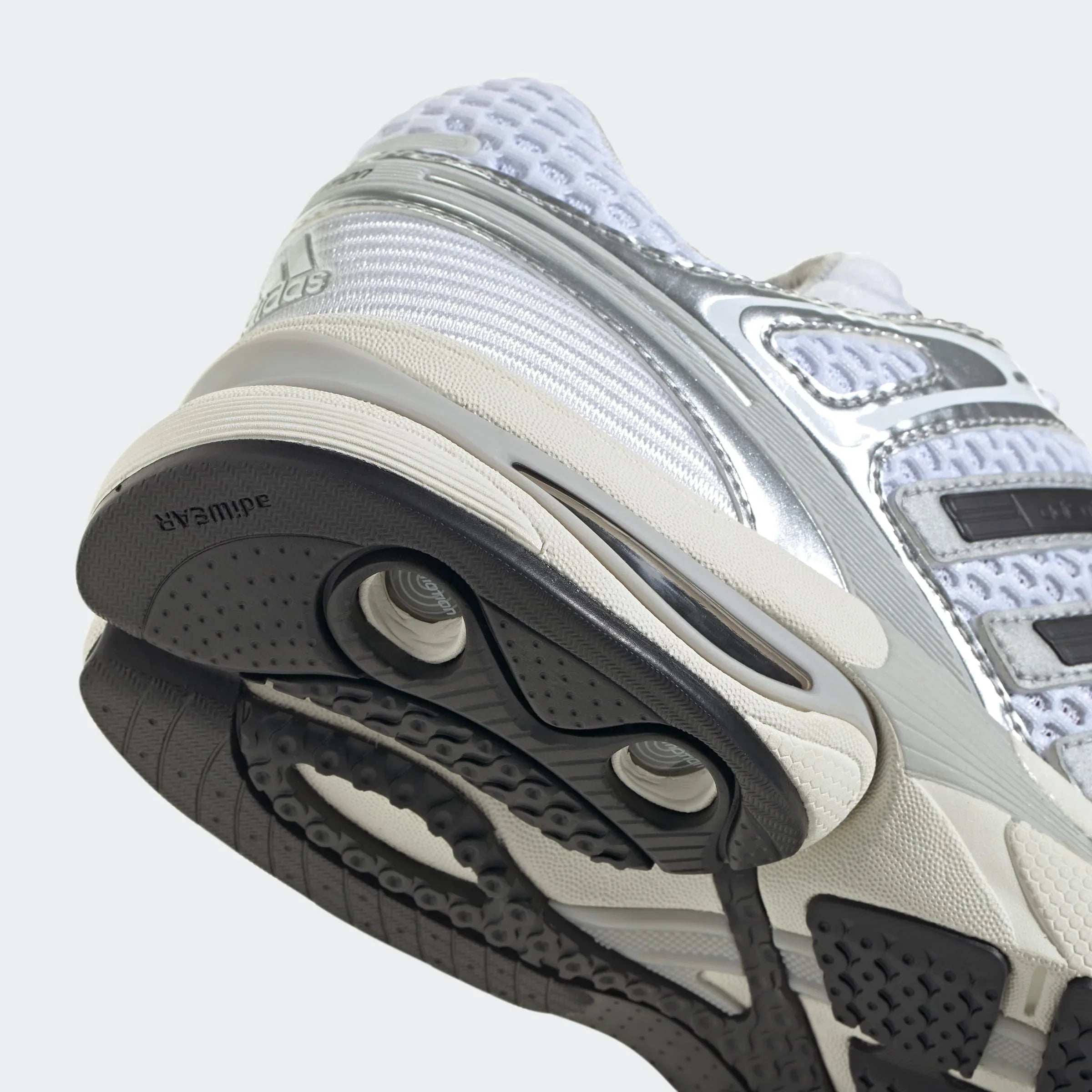 סניקרס ספורט אופנתיות לגברים בצבע אפור כסף, דגש על סוליה מתקדמת ומבנה מאוורר