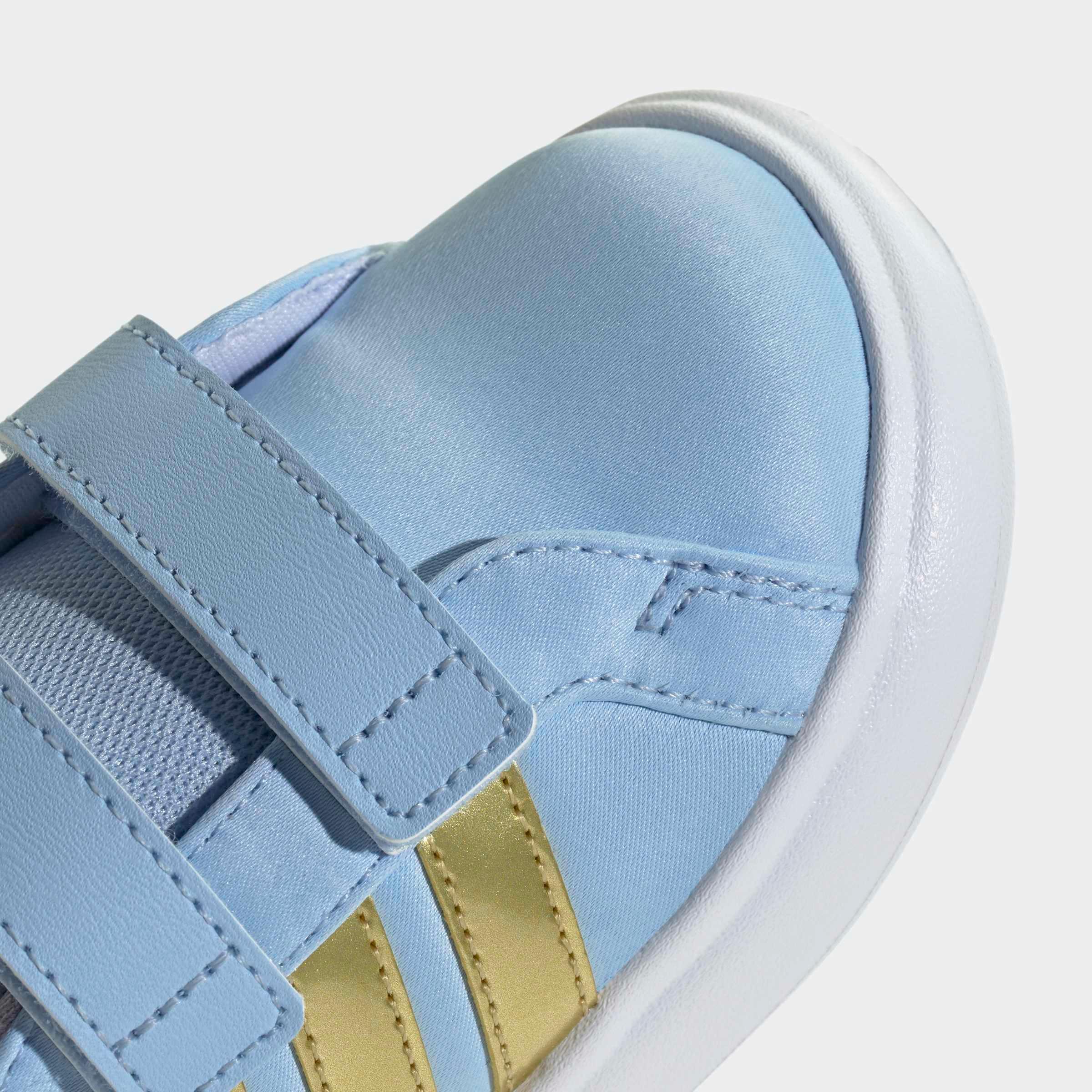 נעל ספורט תכלת עם רצועות סקוטש ופסים זהובים מבית CHOZEN