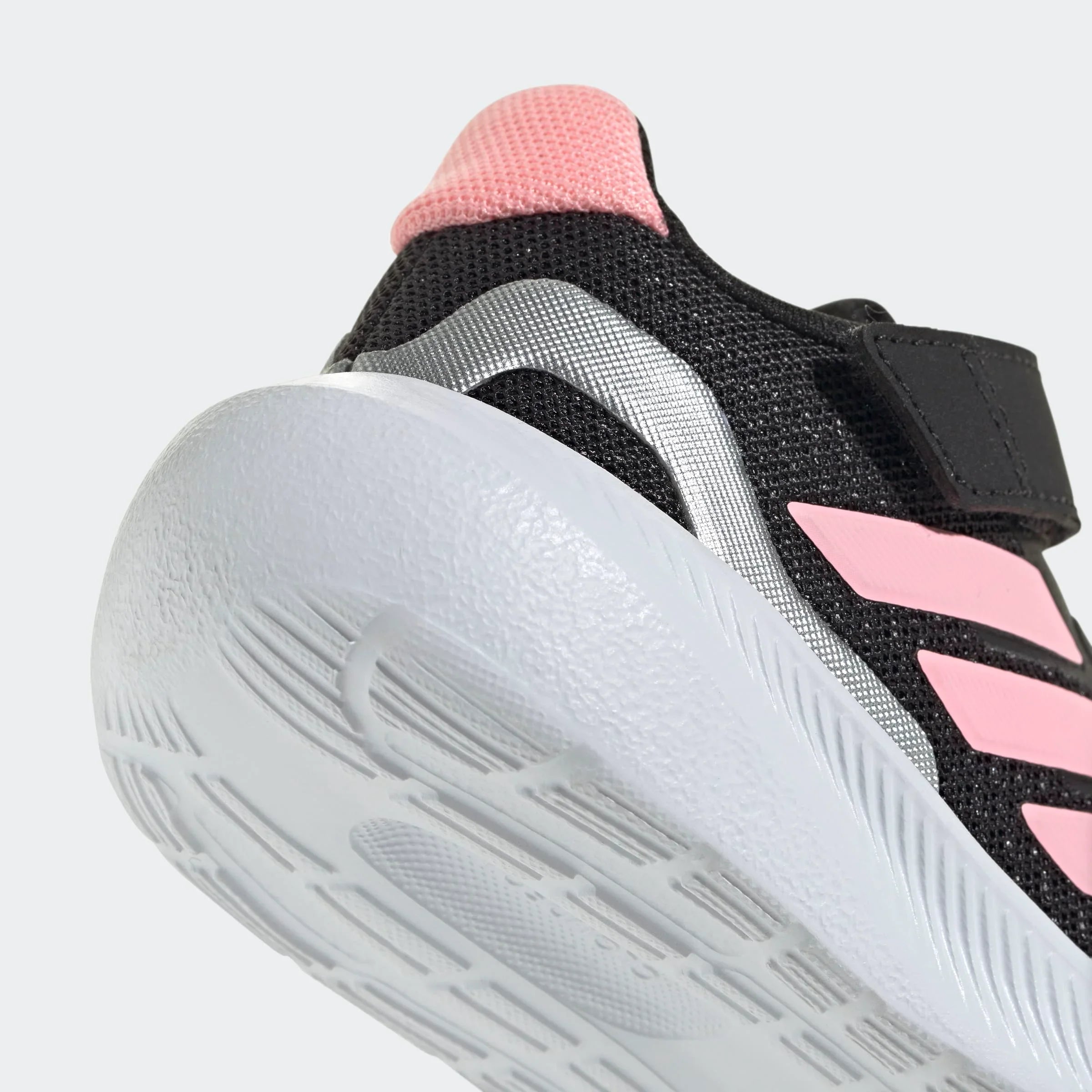 סניקרס ילדים בצבע שחור עם פסי ורוד וסוליה לבנה, צילום מקרוב, CHOZEN מותגים מובילים