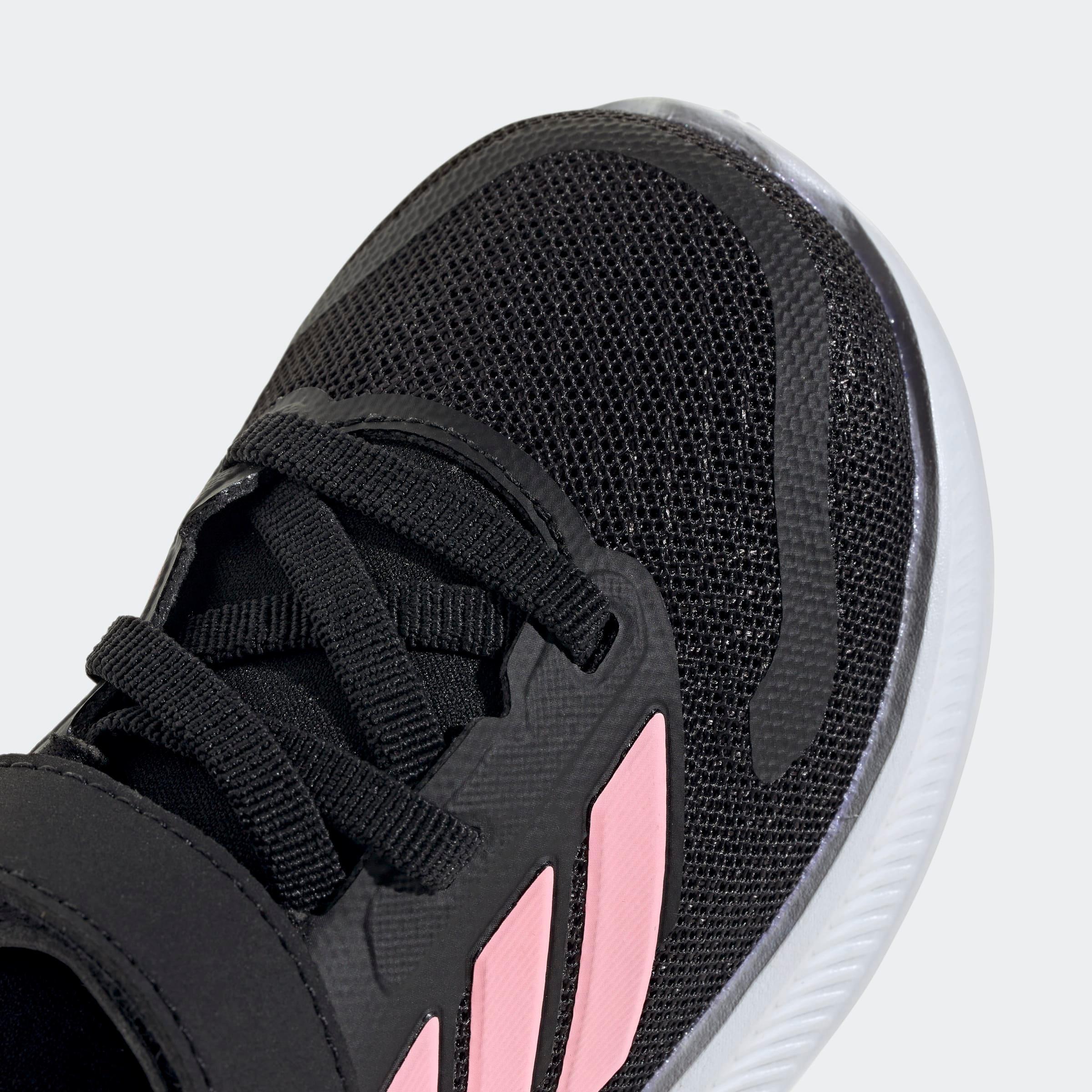 פרט נעל ספורט שחורה עם פסי ורוד מבית CHOZEN לקבוצת אלפא, עיצוב מודרני ובד רשת