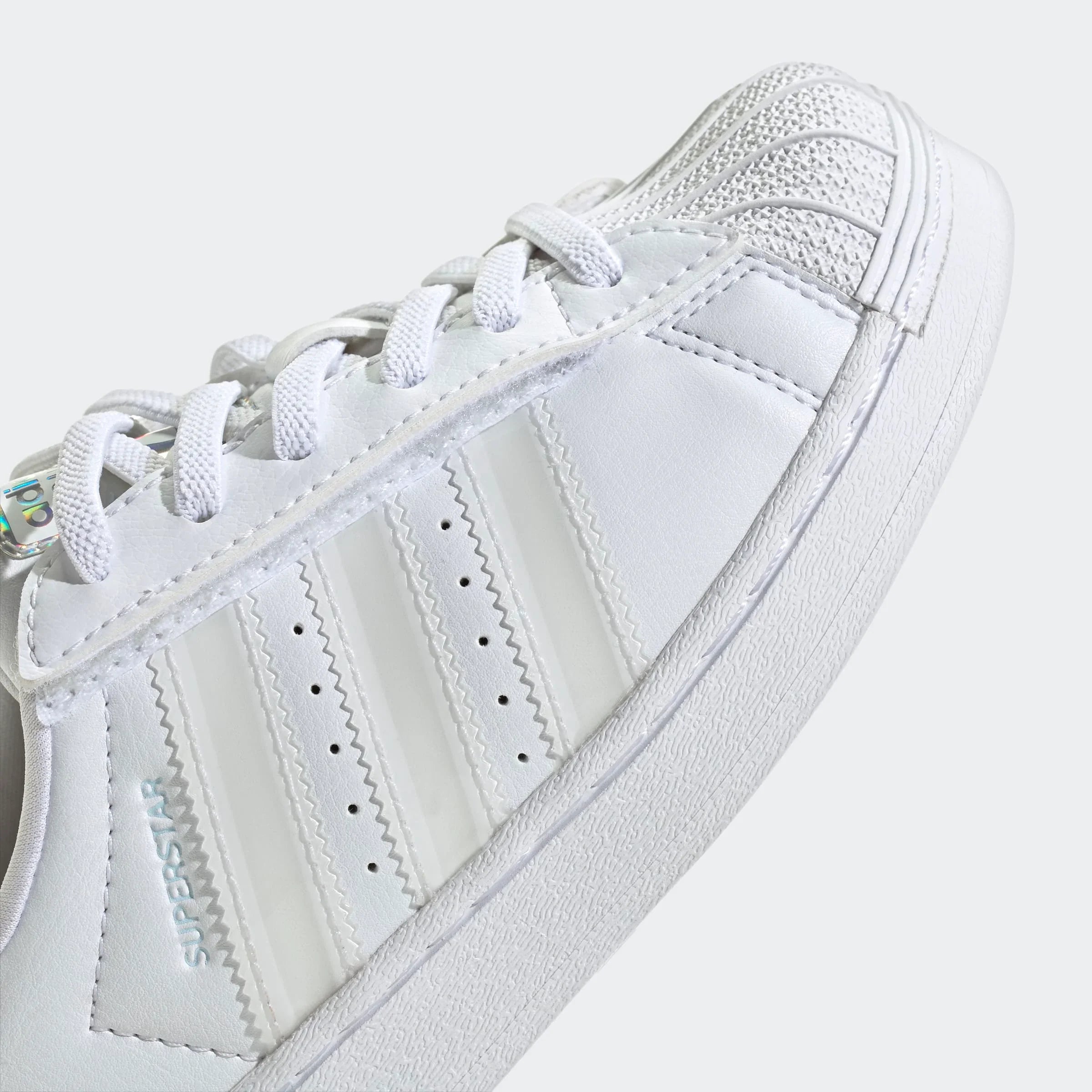 סניקרס לבנות Adidas Superstar עם פסים איקוניים, נעלי ספורט אופנתיות ב-CHOZEN