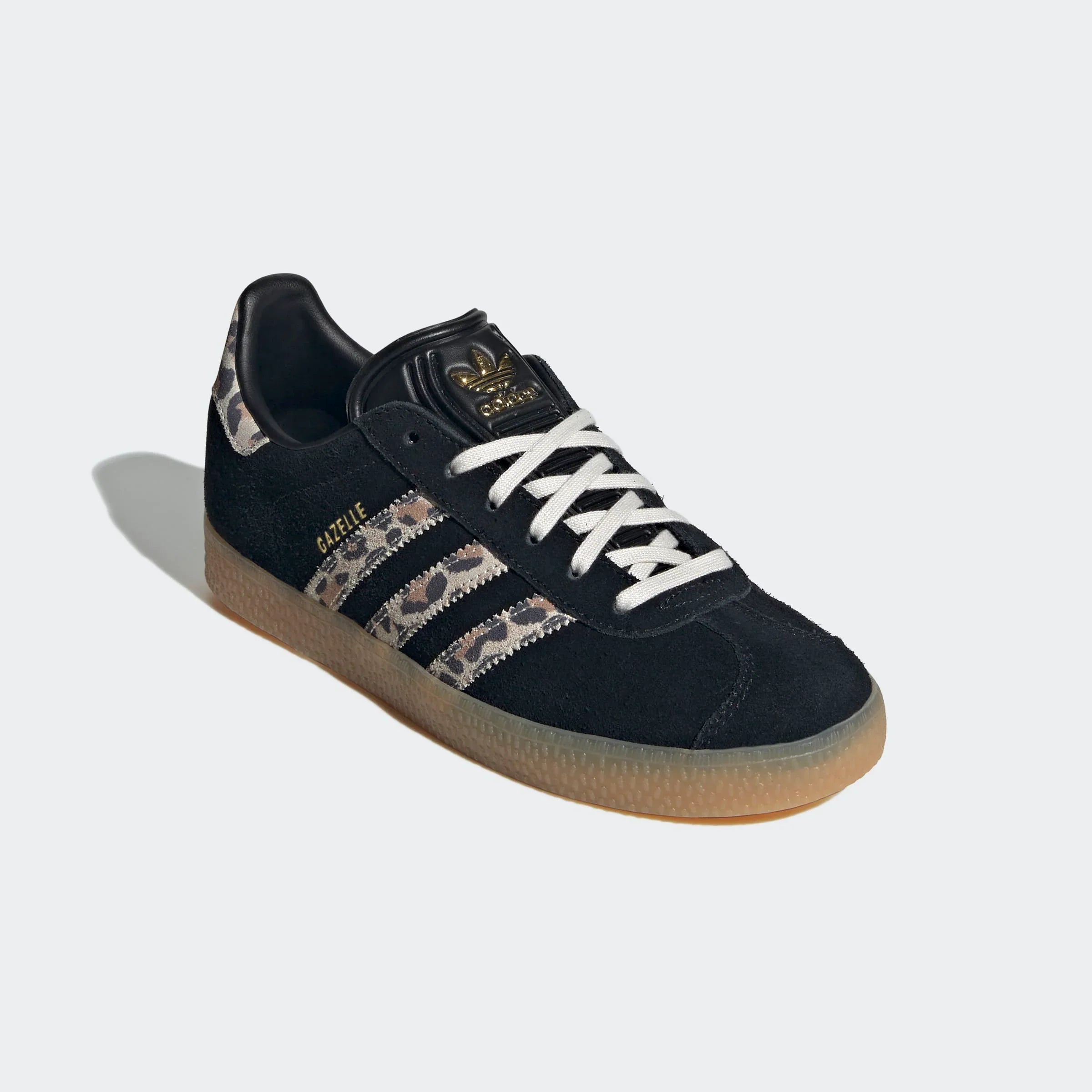 סניקרס Adidas Gazelle שחור לגברים, עיצוב טרנדי עם דוגמת זברה על שלושה פסים, ב-CHOZEN