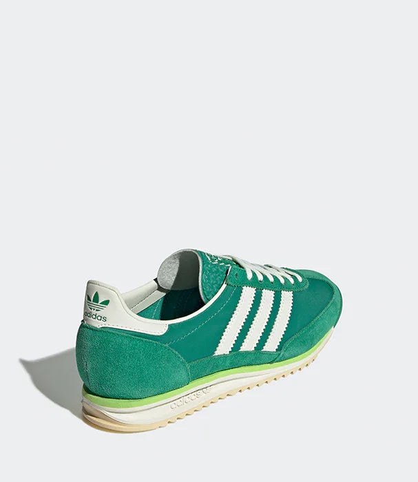 נעל סניקרס ירוקה עם פסים לבנים מבית adidas, רקע לבן, בחנות CHOZEN