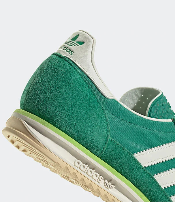 נעל אדידס ירוקה ואופנתית עם סוליה לבנה, מבט מקרוב, מותג CHOZEN