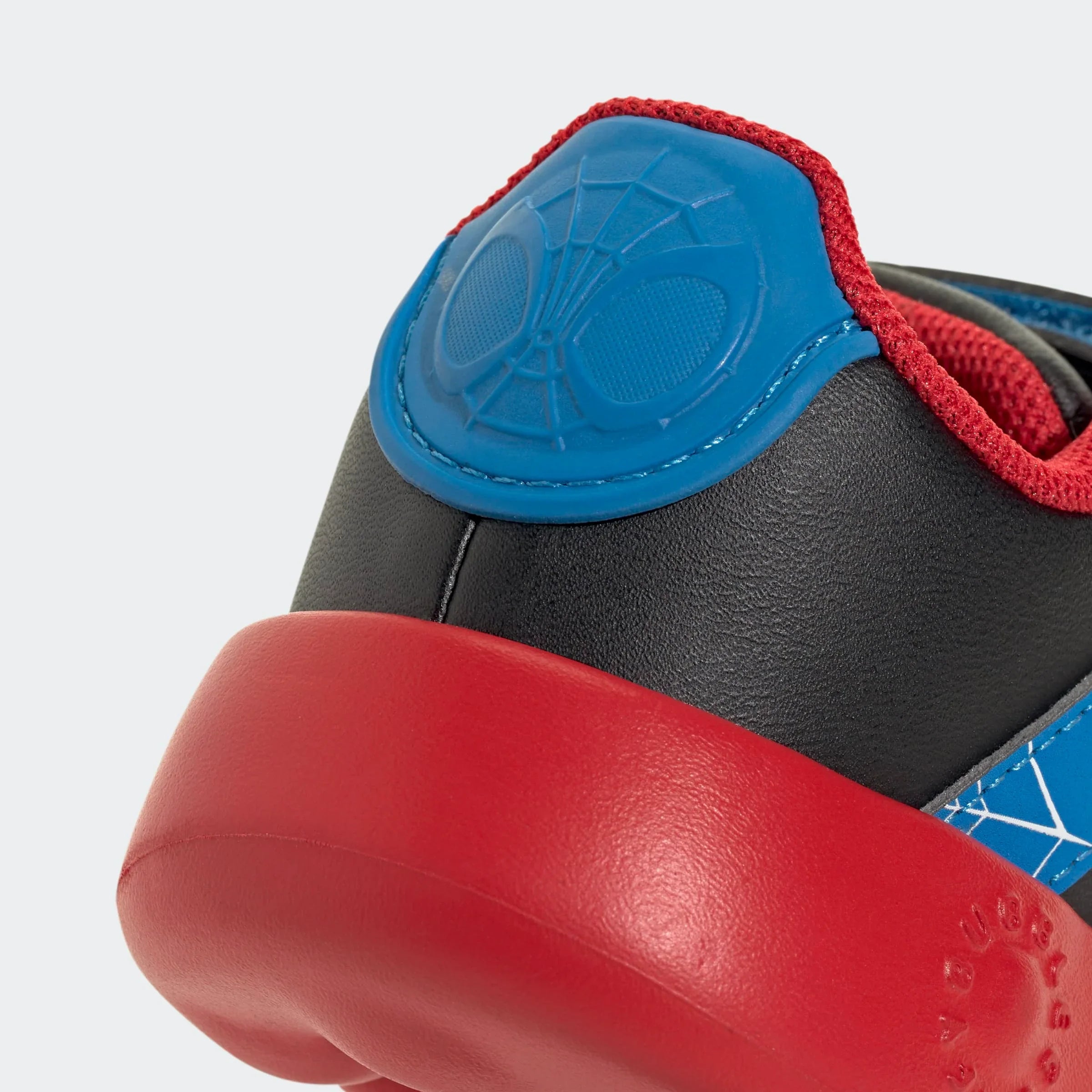 נעל ספורט שחורה עם סוליה אדומה ועיצוב כחול, דגם ילדים CHOZEN מותגים מובילים