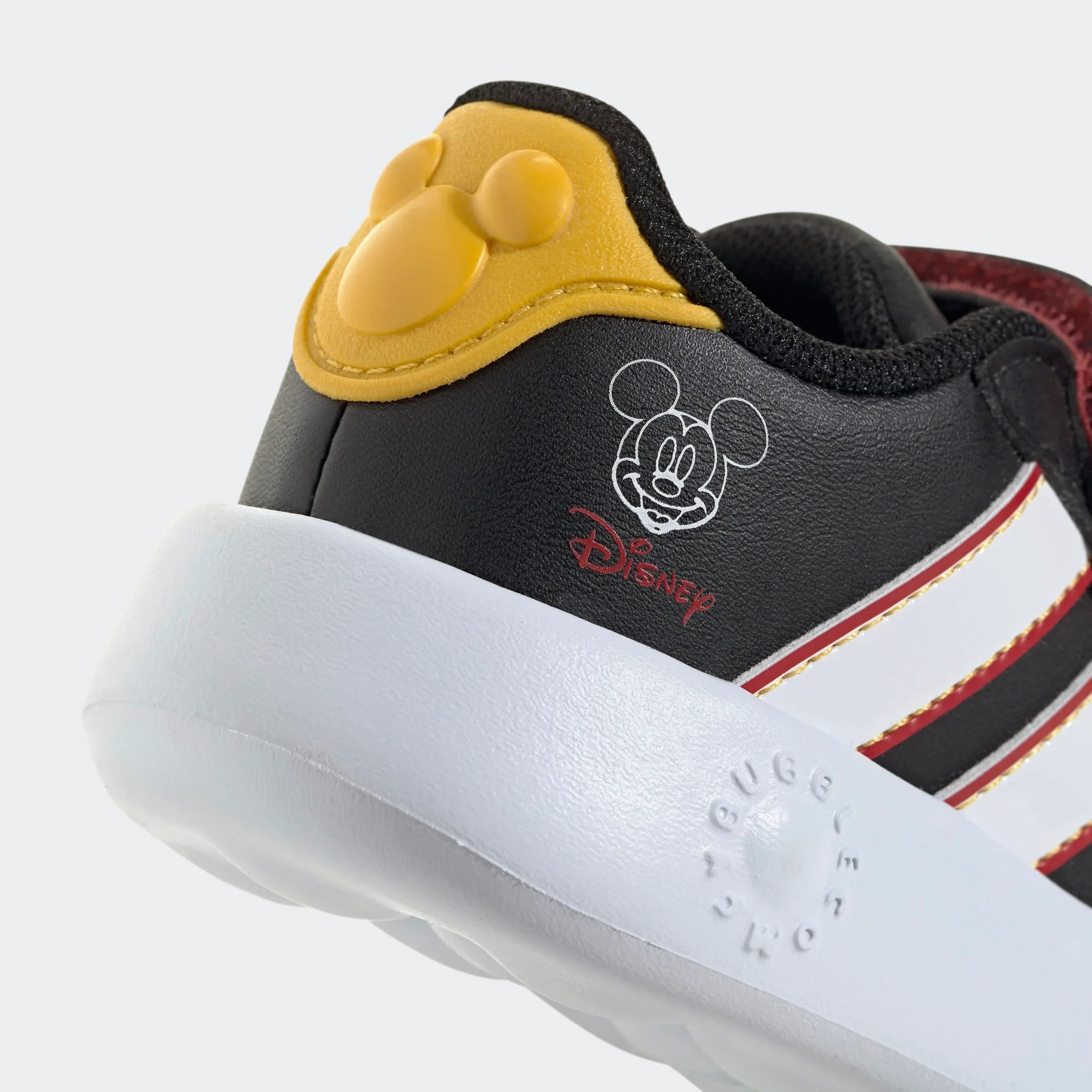 נעל ספורט שחורה עם עיטור מיקי מאוס מדיסני, סוליה לבנה וקישוט צהוב, בחנות CHOZEN