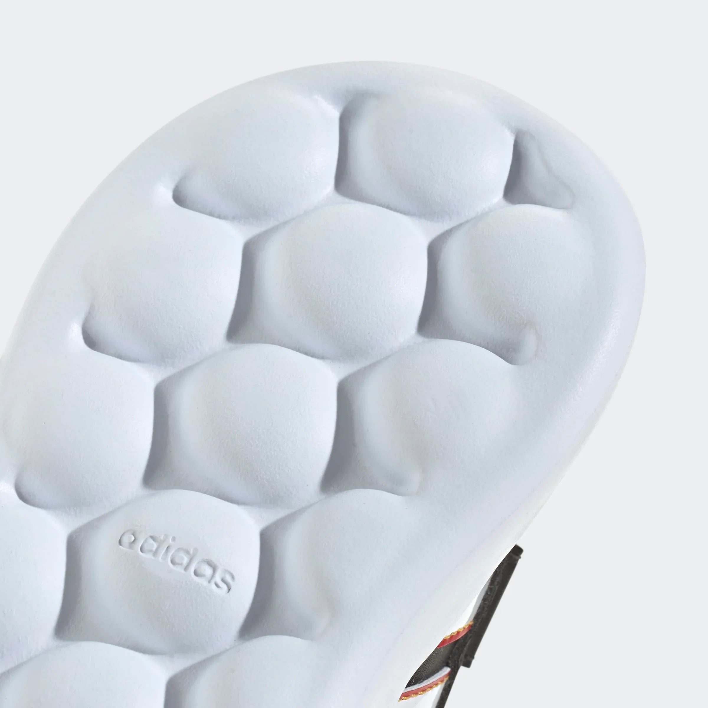 סוליית נעל אדידס בצבע לבן עם טקסטורה ייחודית, צילום תקריב, CHOZEN