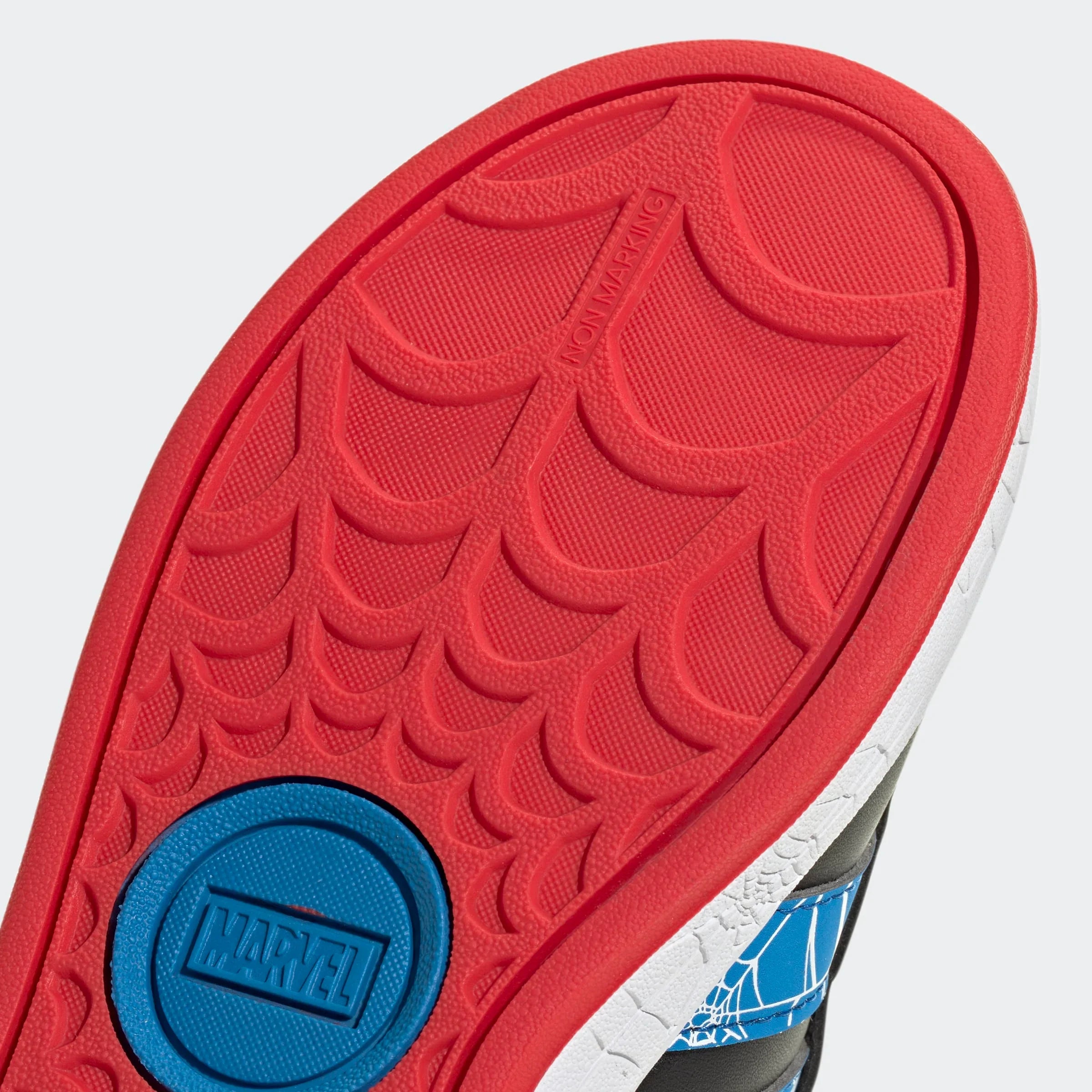 סוליית נעל ספורט אדומה עם דוגמת קורי עכביש, לוגו MARVEL וכיתוב NON MARKING, מותג CHOZEN