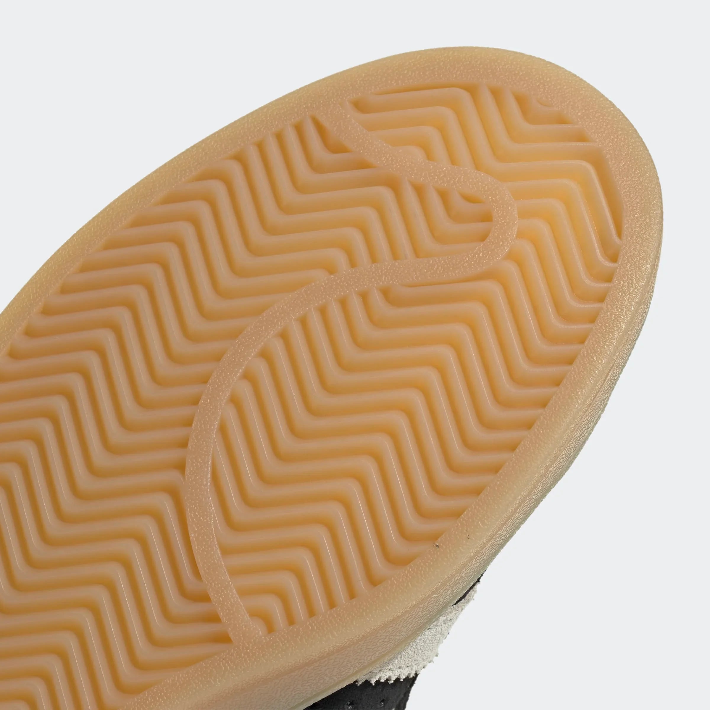 תקריב סוליית נעל גומי בצבע בז' עם דוגמת זיגזג, CHOZEN אלפא מותג נעליים מוביל