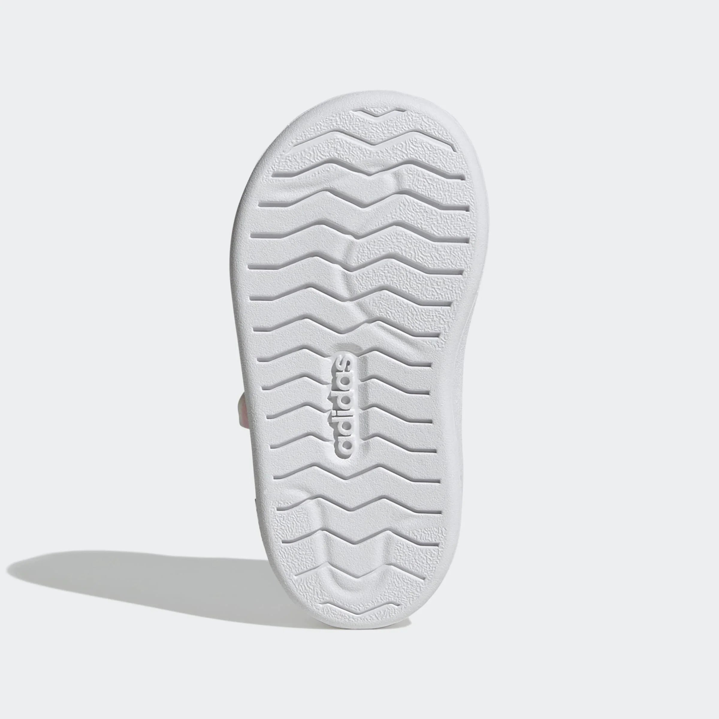 סוליית נעל ספורט בצבע לבן עם דוגמת זיגזג ולוגו adidas מוטבע במרכז