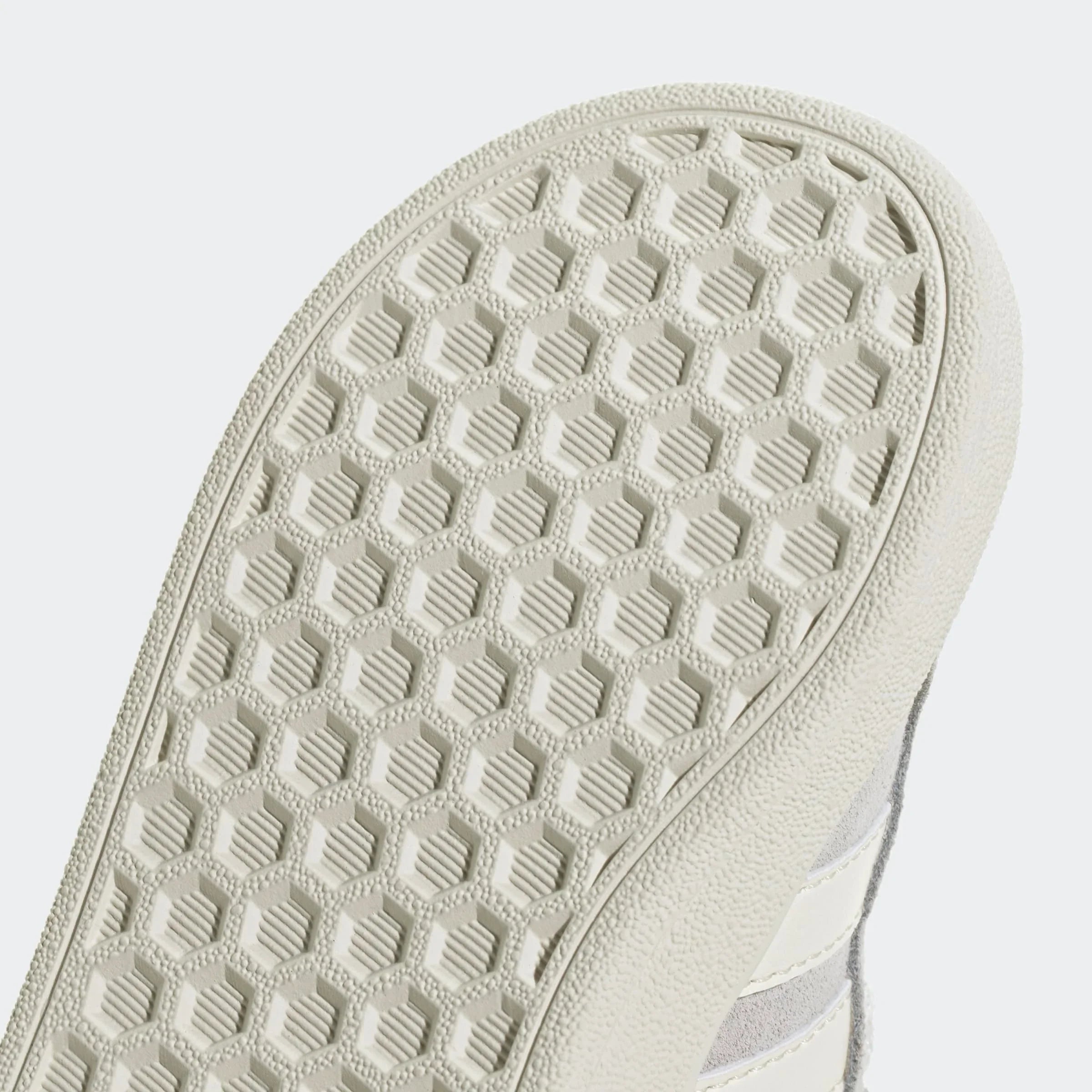 תקריב סוליית נעל בצבע אפור עם דוגמת משושה, פרטי הנעל מודגשים