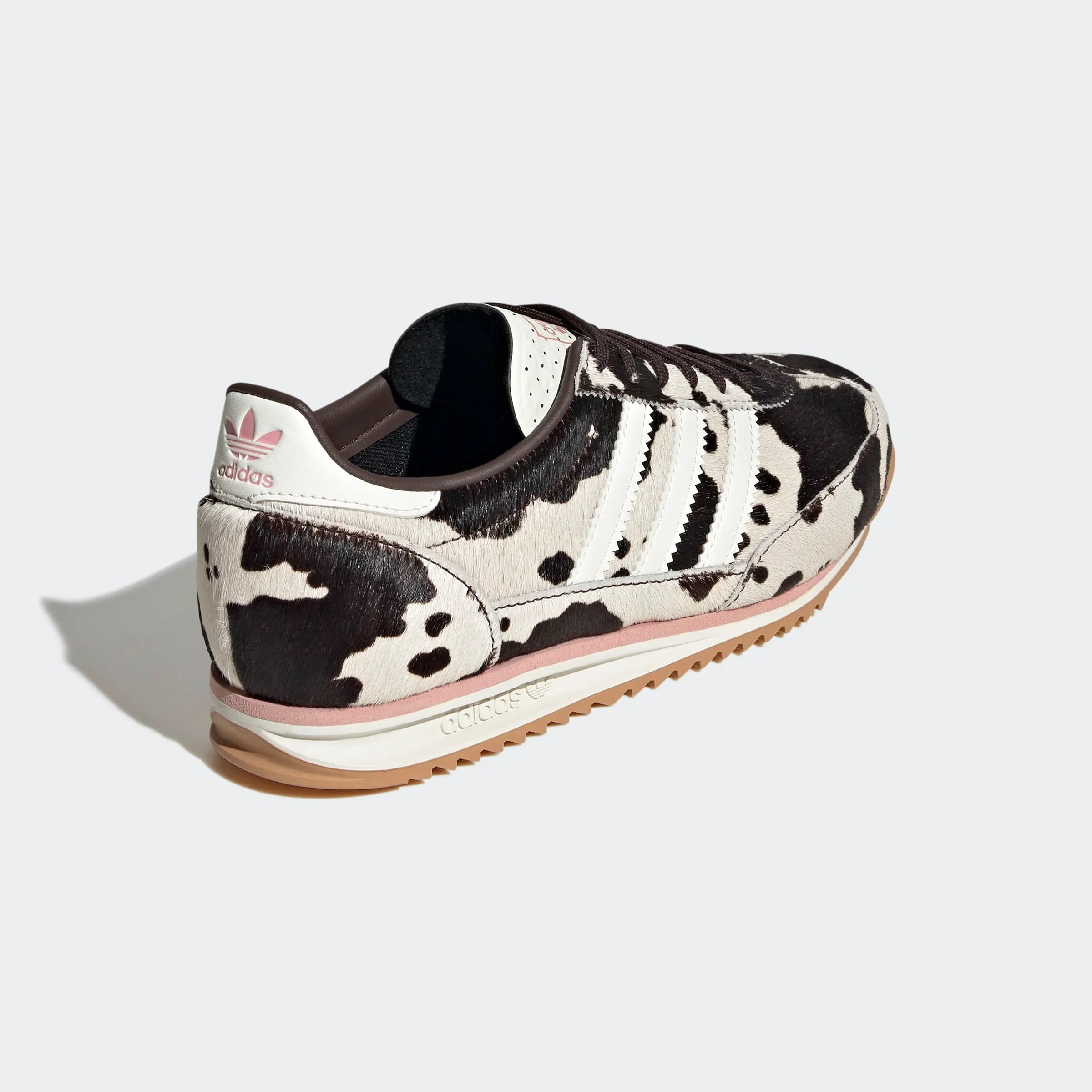 נעלי adidas דגם עור פרה בצבע שחור-לבן, צילום תקריב בזווית צד על רקע אפור, CHOZEN