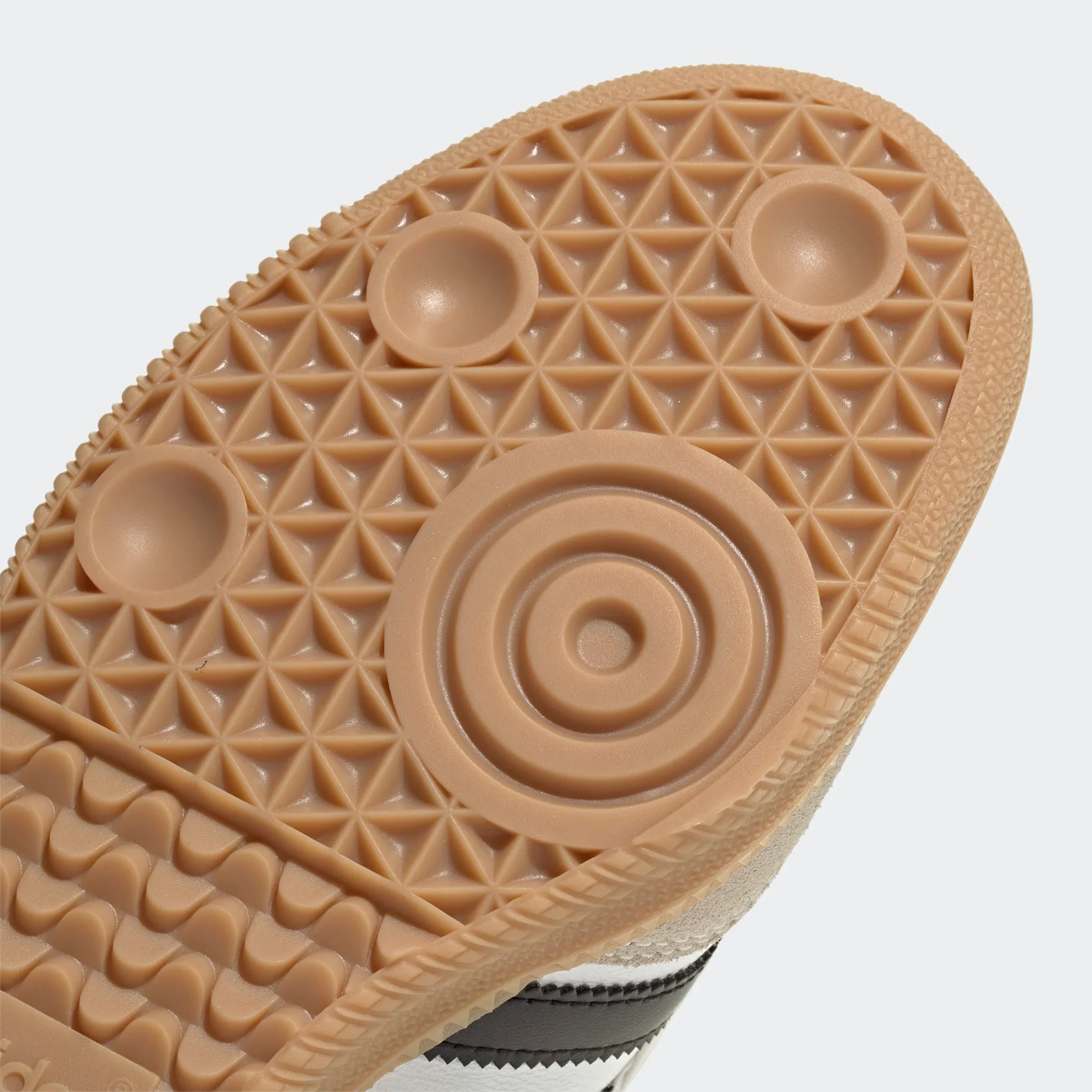 תקריב סוליית נעל ספורט חומה עם דפוס גיאומטרי, CHOZEN, מותגים מובילים