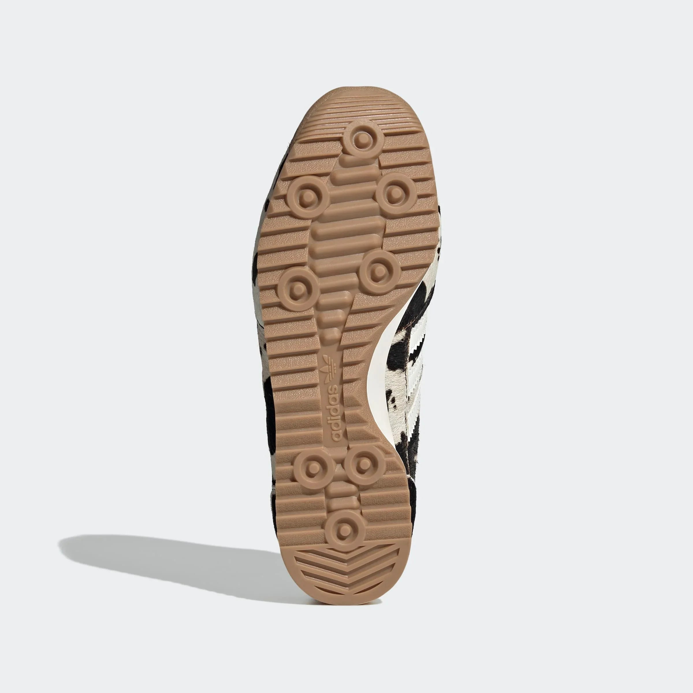 סוליה תחתונה של נעל adidas בצבע בז', צולם לאתר CHOZEN מותגים מובילים