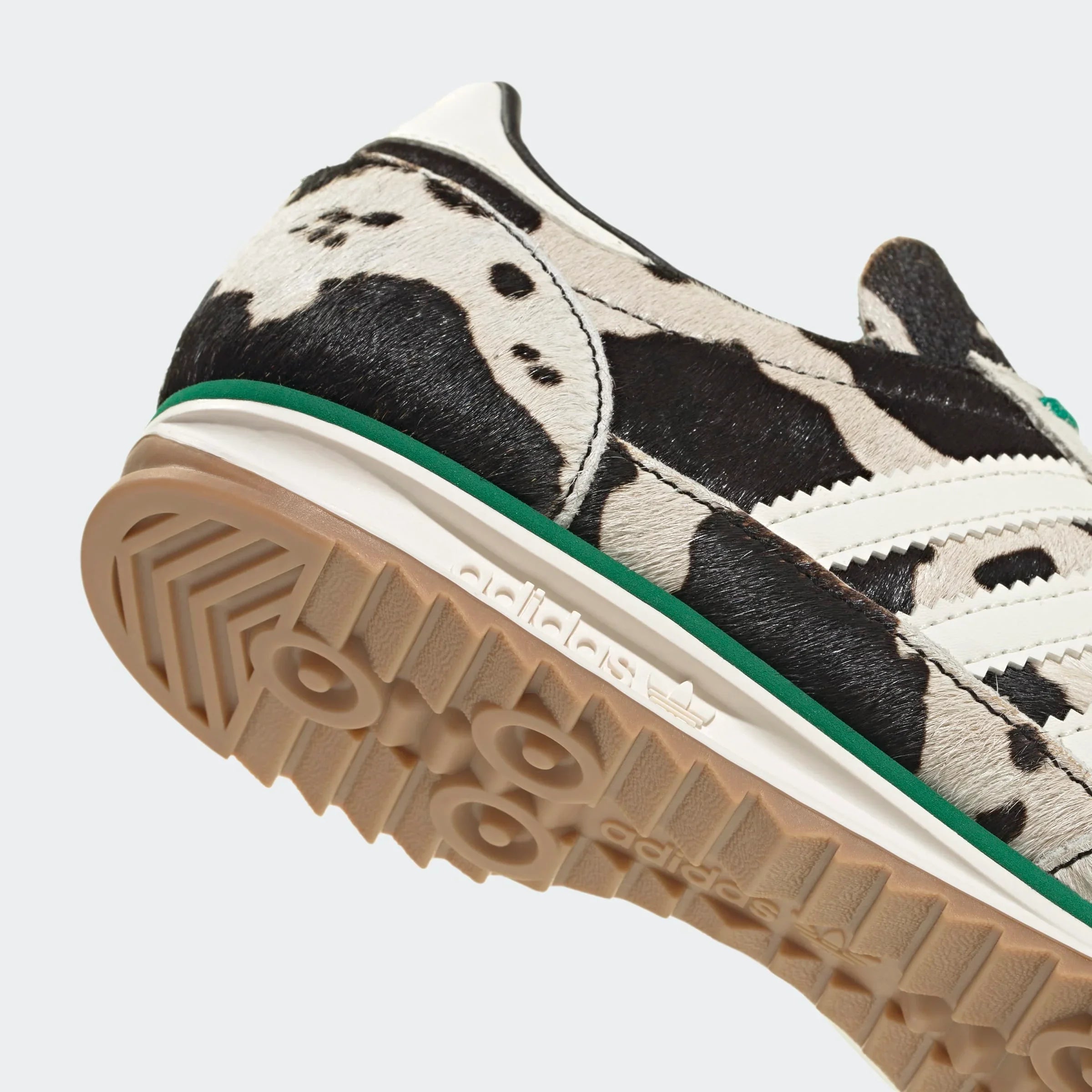 סניקרס adidas בעיצוב פרווה דמוי פרה בצבעי שחור-לבן, מבט צד לחלק האחורי, לרכישה ב-CHOZEN