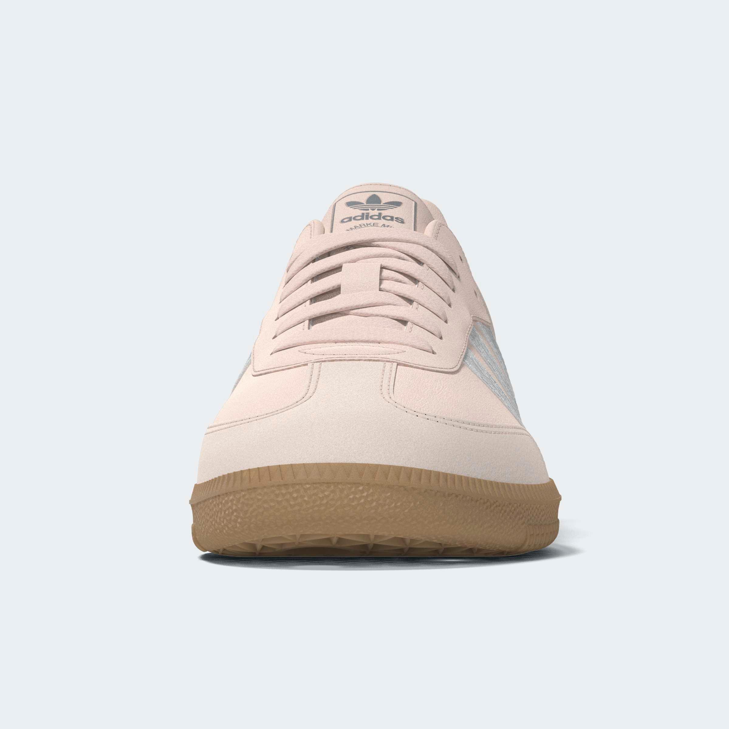 נעל אדידס סוליה חומה ודגם ספורט אלגנטי, צילום תקריב מבית CHOZEN