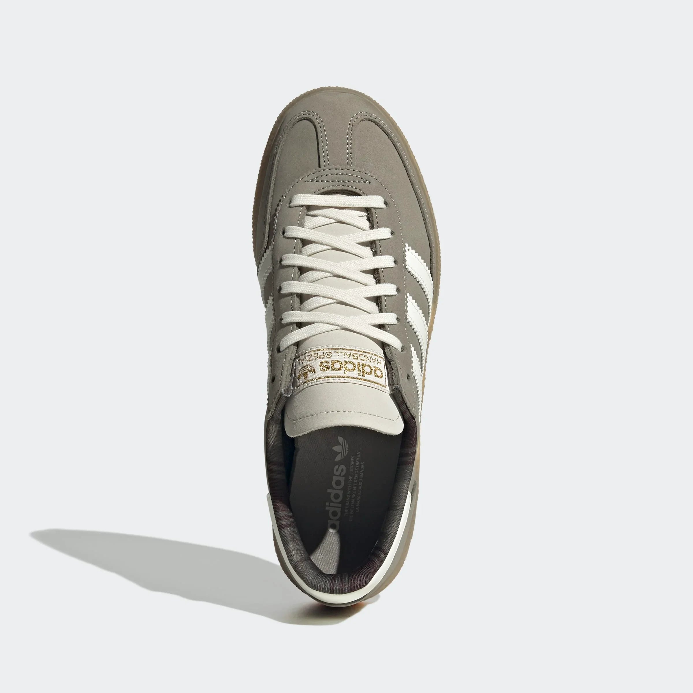 נעל אדידס אפורה עם פסים לבנים, תצוגת על, מבית CHOZEN קבוצת אלפא