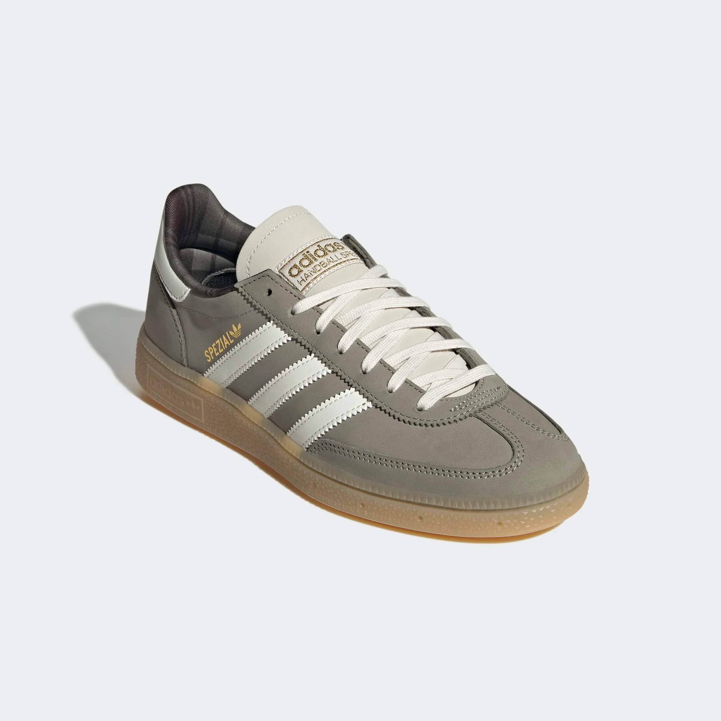 סניקרס אפורות adidas Spezial עם פסי המותג ולוגו זהב, מבית היבואן הרשמי קבוצת אלפא ב-CHOZEN