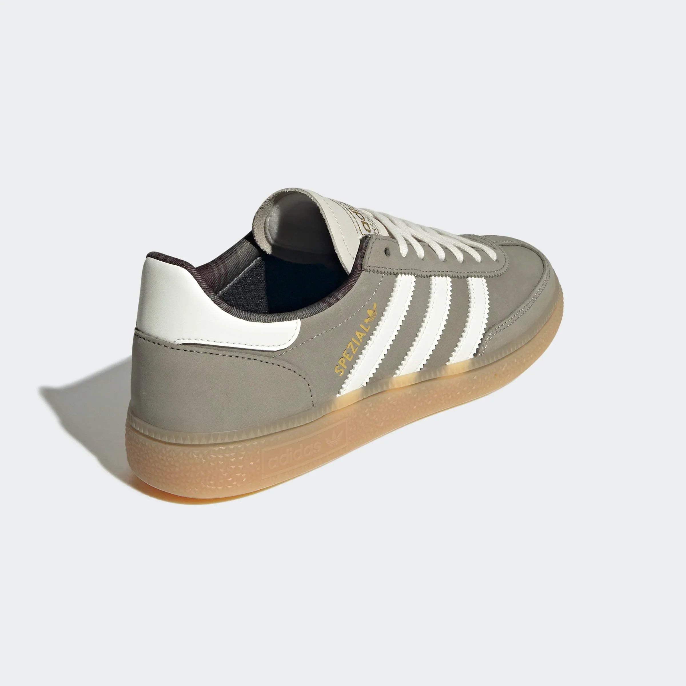 נעל אדידס SPEZIAL אפורה עם פסי לוגו לבנים וסוליית גומי, ביבוא קבוצת אלפא CHOZEN