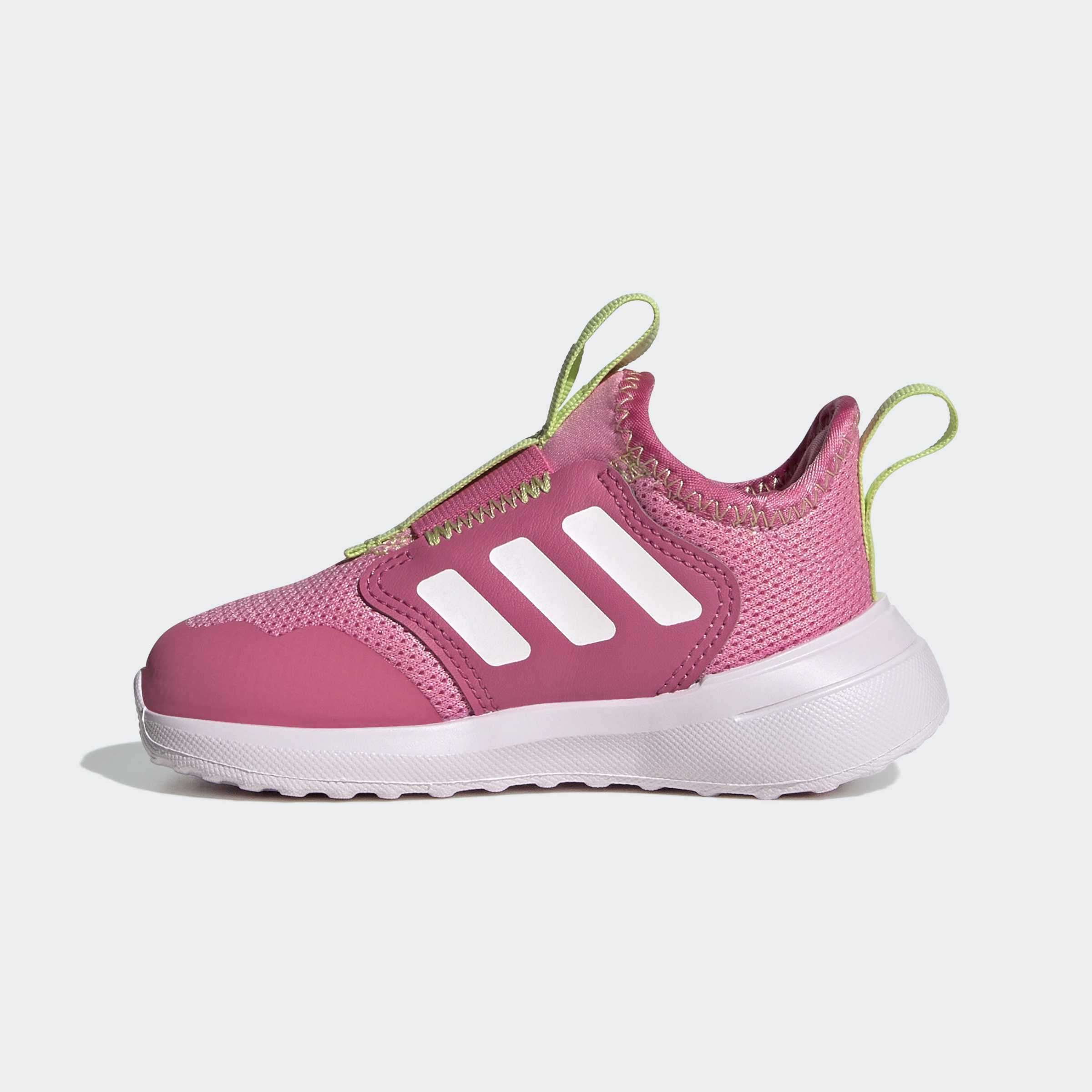 נעל ספורט ורודה לילדים עם פסי צד לבנים, סוליה לבנה ופרטי ירוק בהיר, על רקע לבן