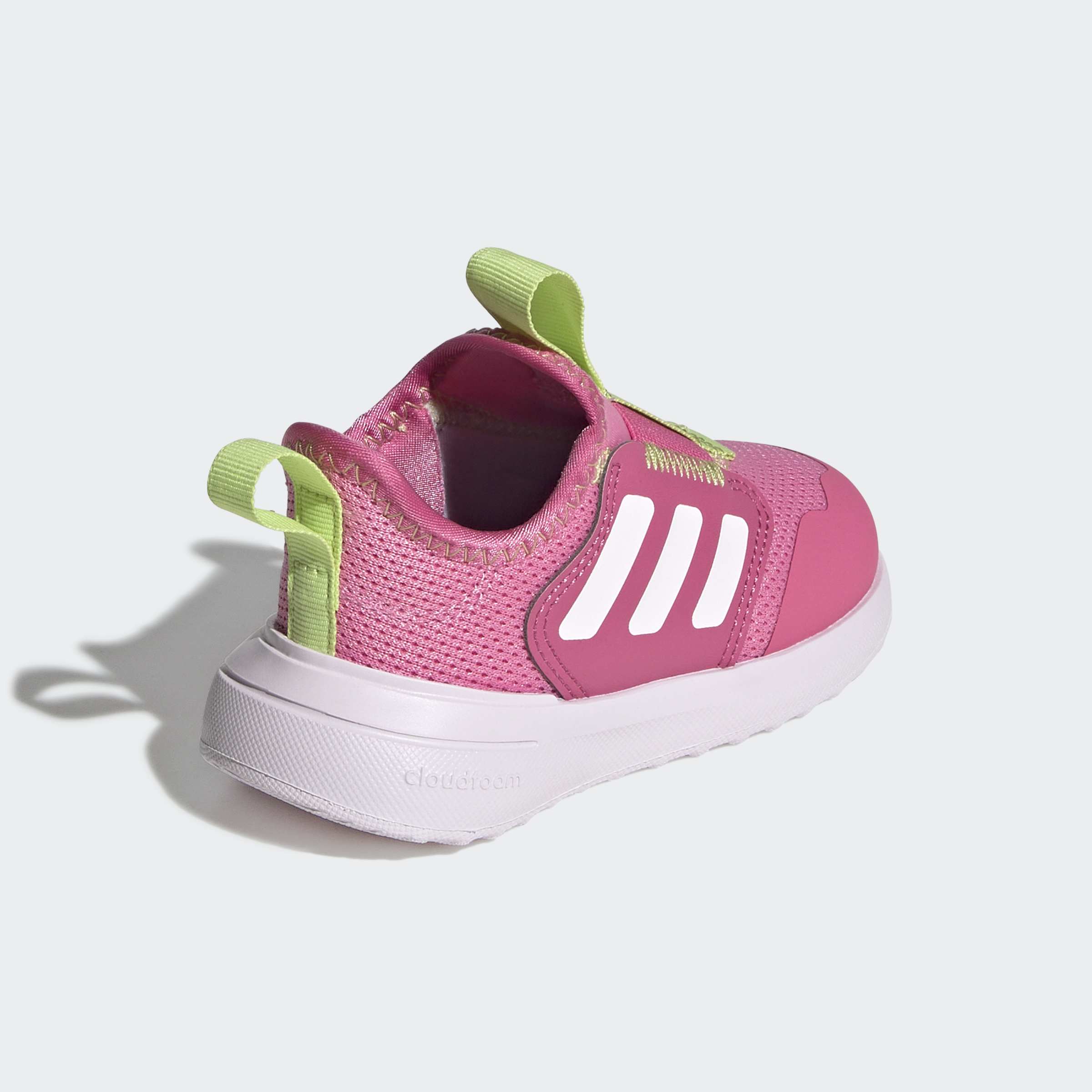 נעל ספורט ילדים ורודה עם פסי צד לבנים ועיטורי ירוק, זווית צד אחורית
