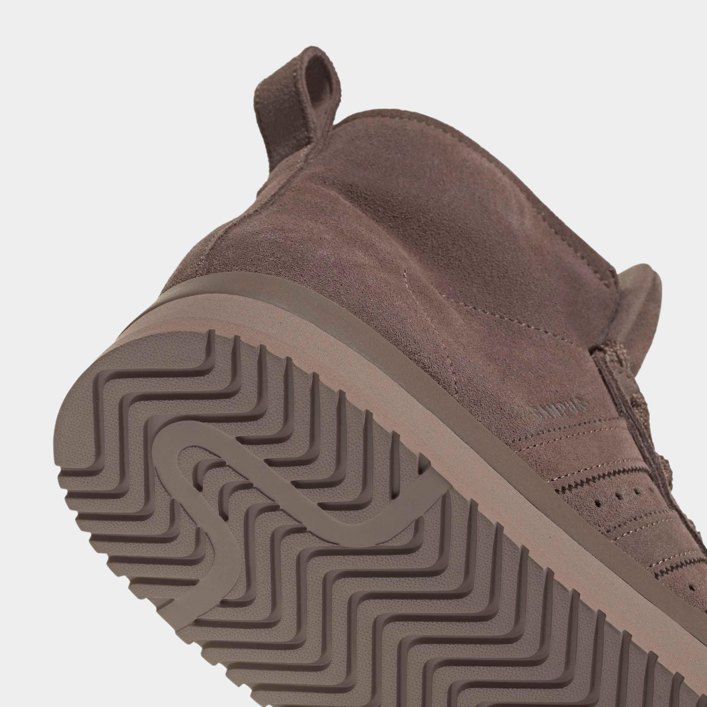 תווי סוליה ונעל זמש חומה, צילום תקריב, נעלי אופנה CHOZEN יבואן רשמי