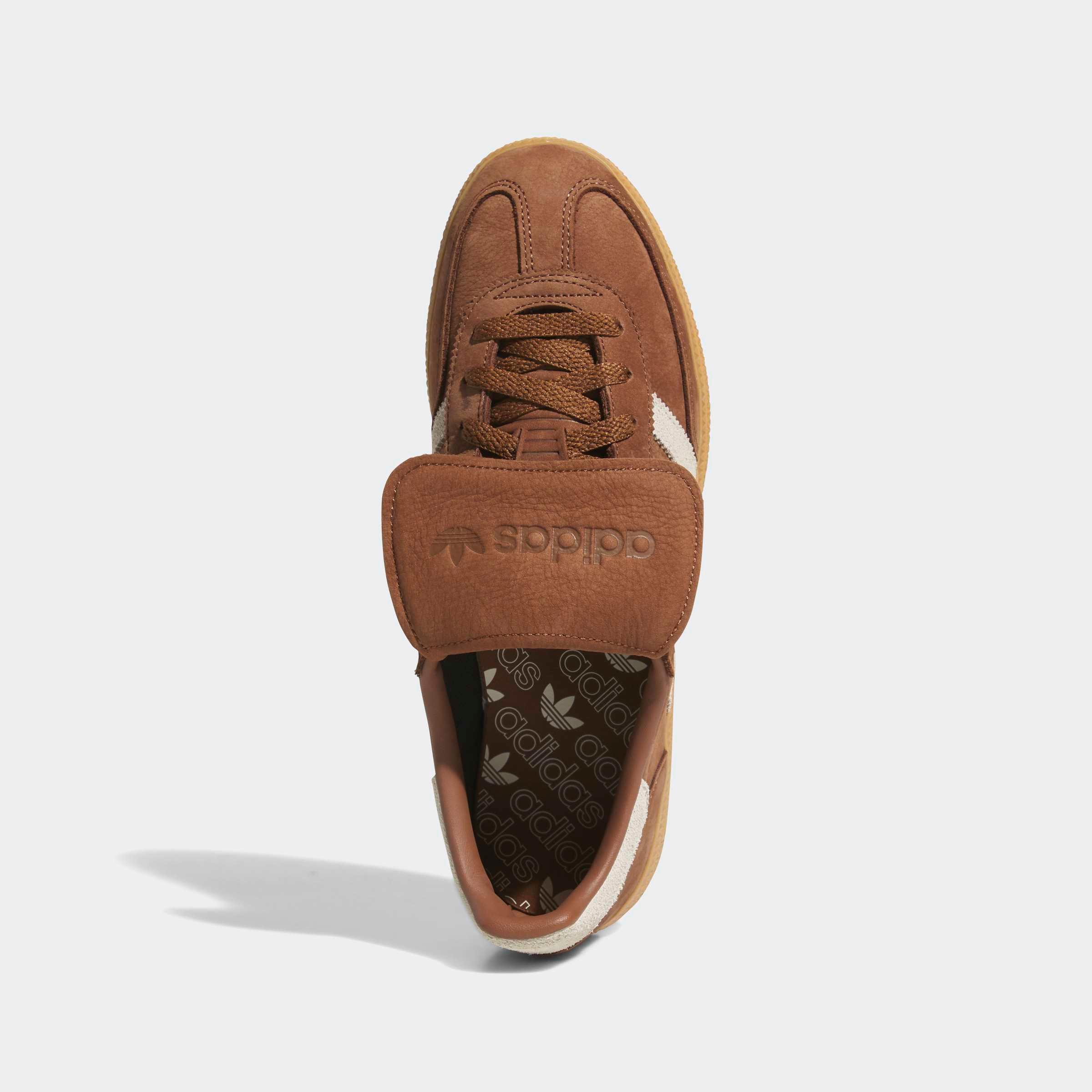 נעל אדידס חומה לגברים במבט עליון, עיצוב קלאסי, להשיג ב-CHOZEN קבוצת אלפא