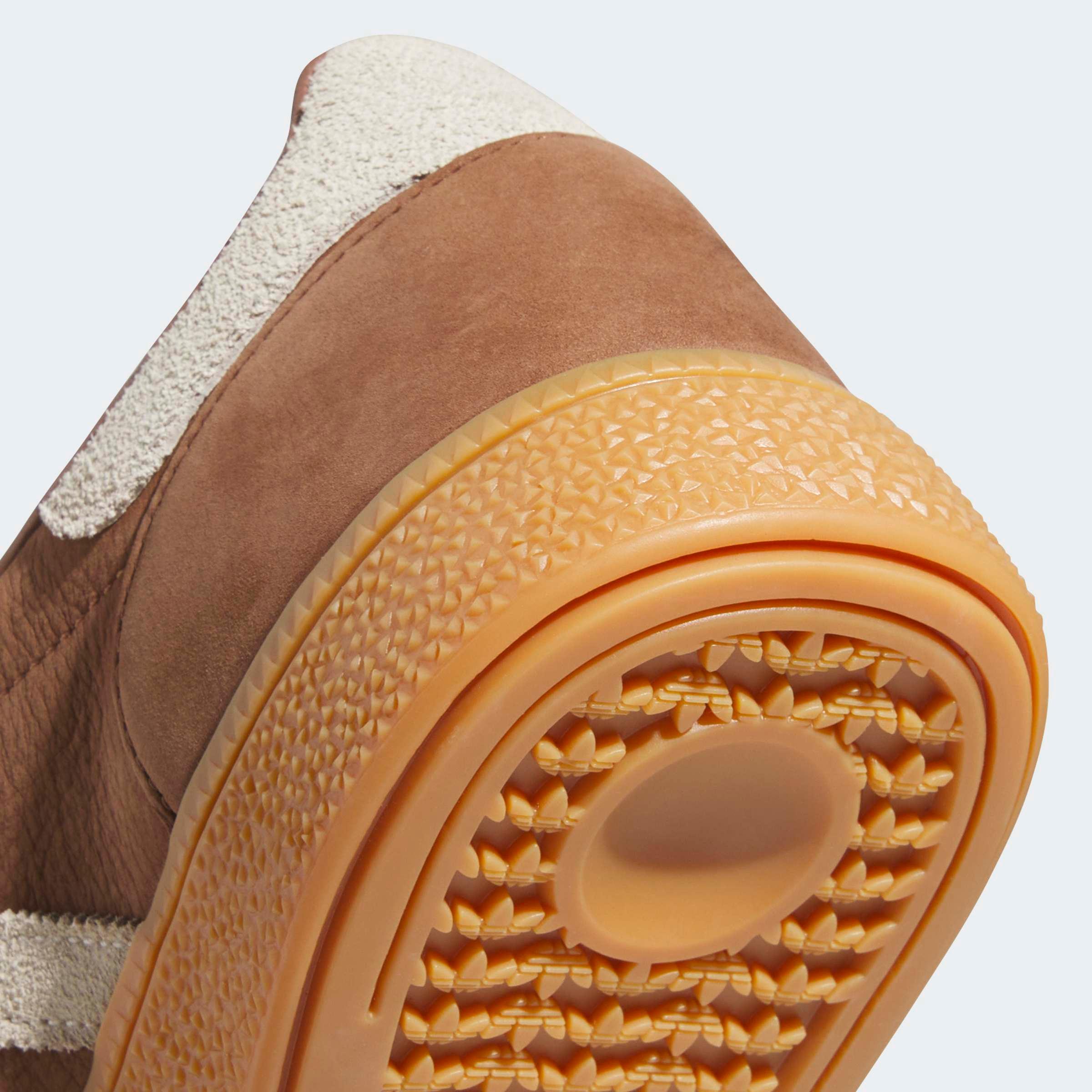 תקריב סוליה ונעל סניקרס חומה עם גומי, מותגים מובילים CHOZEN