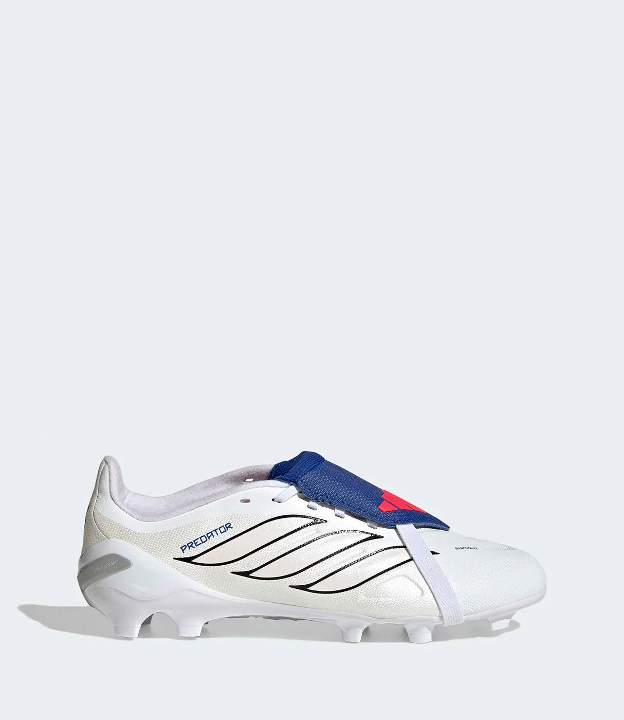נעל כדורגל לבנה עם סוליית פקקים, שרוכים כחולים ועיצוב מודרני לצד ימין