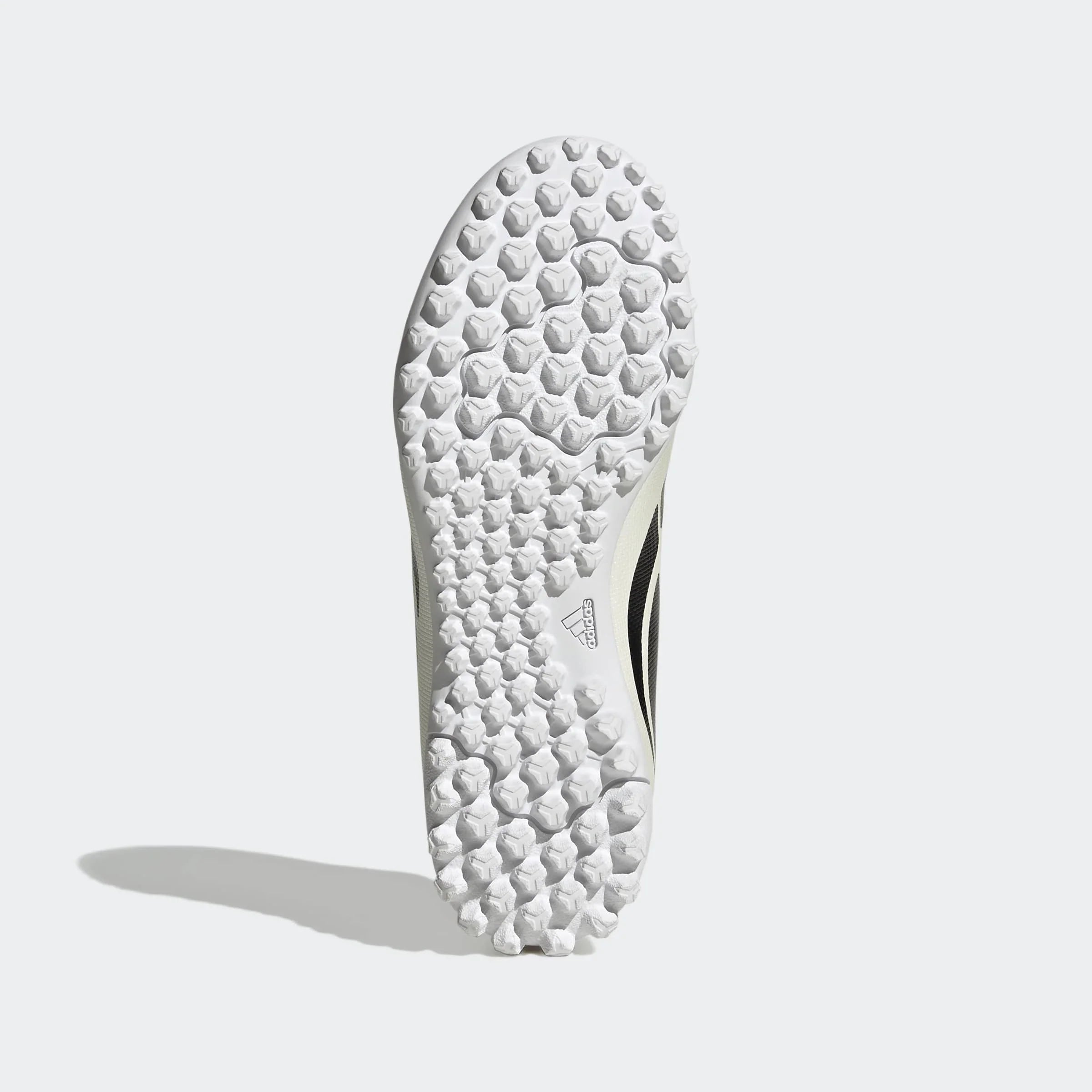 סוליה של נעל אדידס בצבע לבן עם דוגמה ייחודית, מותגי CHOZEN לקבוצת אלפא