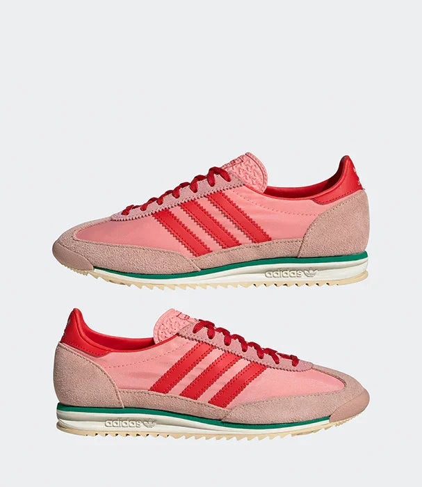 נעלי אדידס ורודות עם פסי אדום ורכיב ירוק, צילום זוגי לחנות CHOZEN