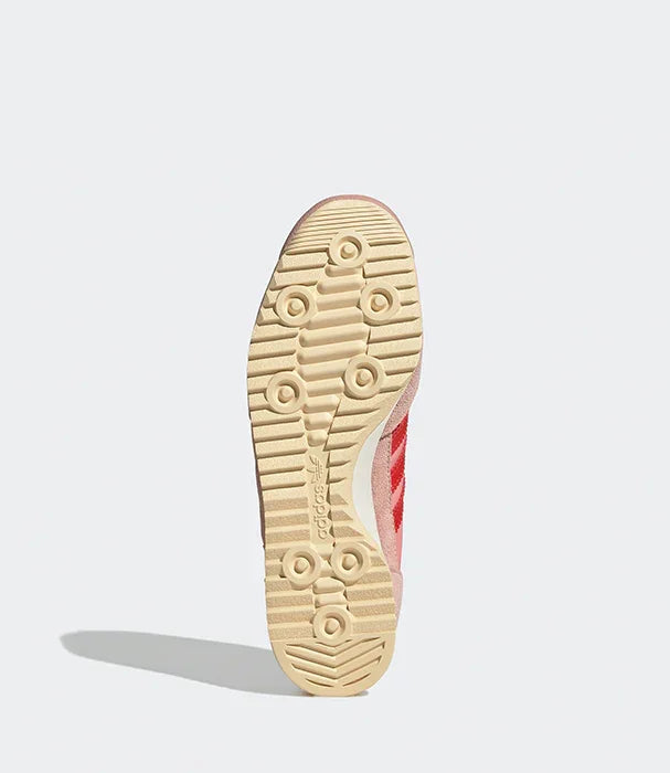 סוליית נעל אדידס אדומה עם דוגמה ייחודית, נעל ספורט מבית CHOZEN