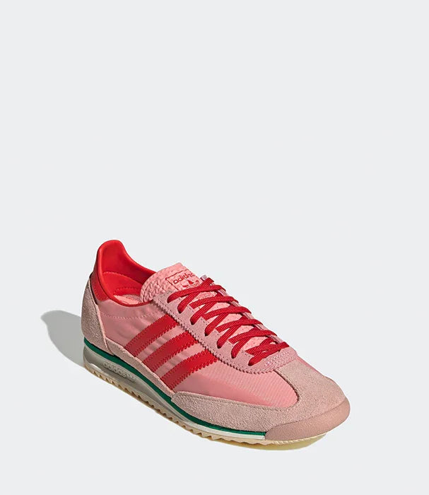 נעל ספורט אדידס ורודה עם פסי צד אדומים, צילום צד עליון, צ׳וזן מותגים מובילים