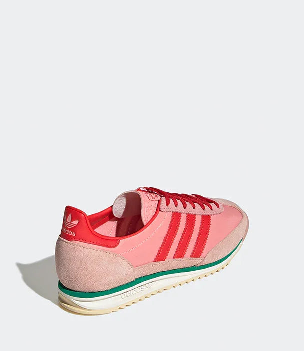 סneaker אדידס ורודה עם פסי לוגו אדומים, עיצוב רטרו, נעל אופנה באתר CHOZEN